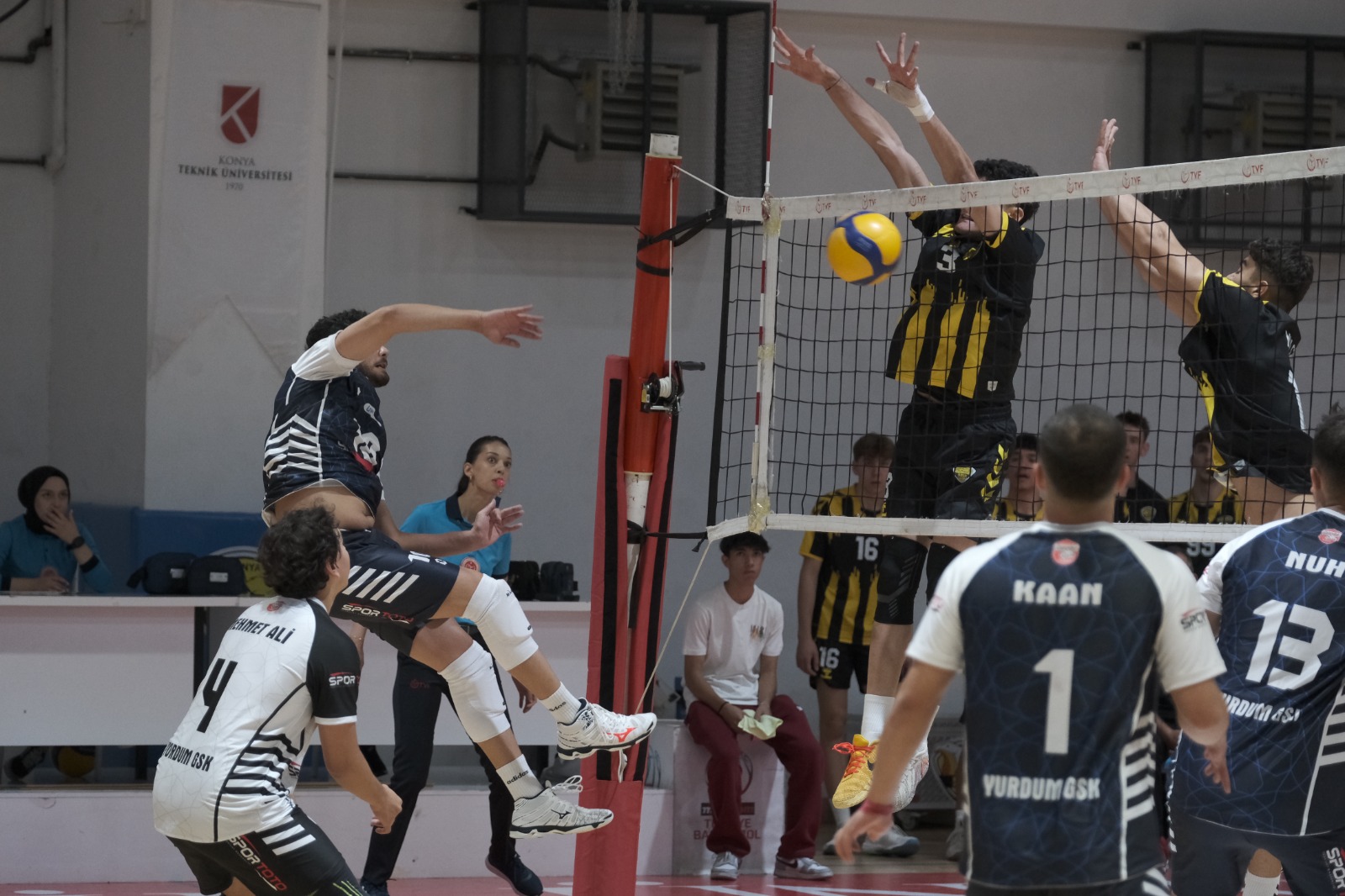 BÜYÜKŞEHİR VOLEYBOLDA YOLUNA NAMAĞLUP DEVAM EDİYOR