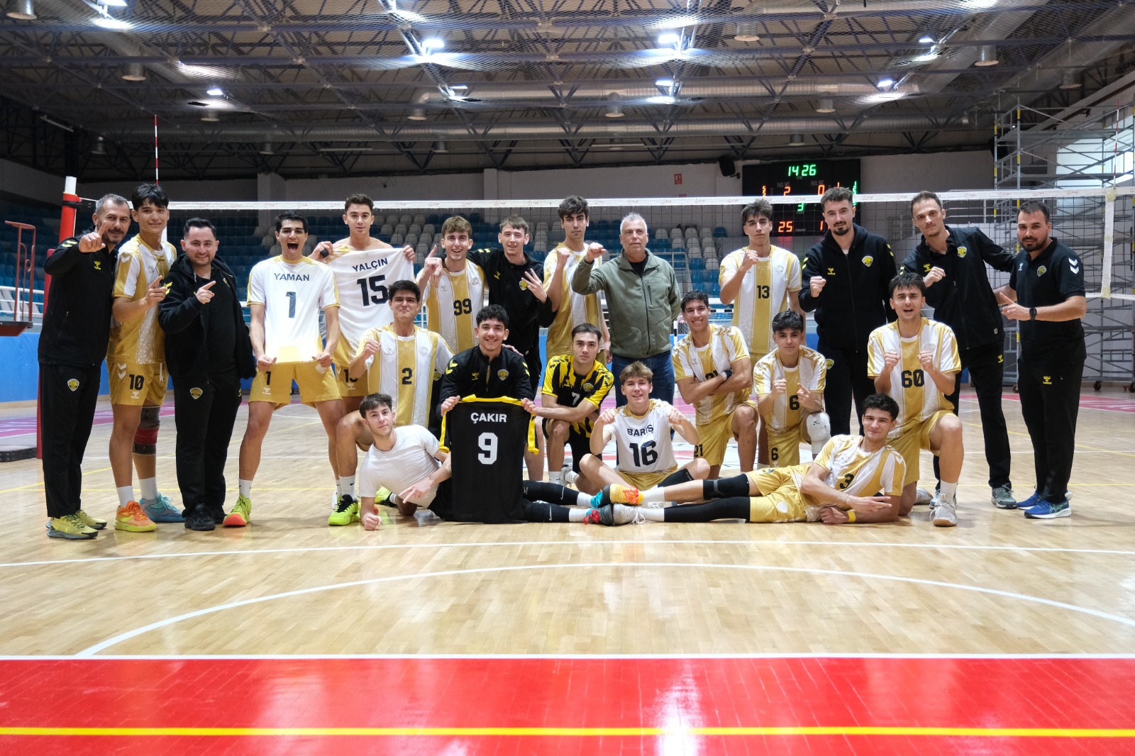 BÜYÜKŞEHİR VOLEYBOLDA YOLUNA NAMAĞLUP DEVAM EDİYOR