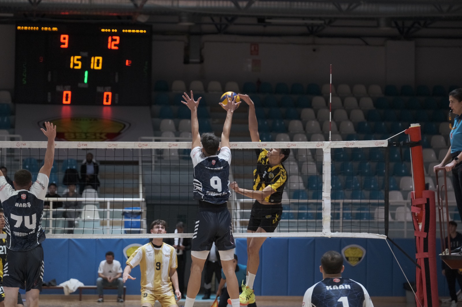 BÜYÜKŞEHİR VOLEYBOLDA YOLUNA NAMAĞLUP DEVAM EDİYOR