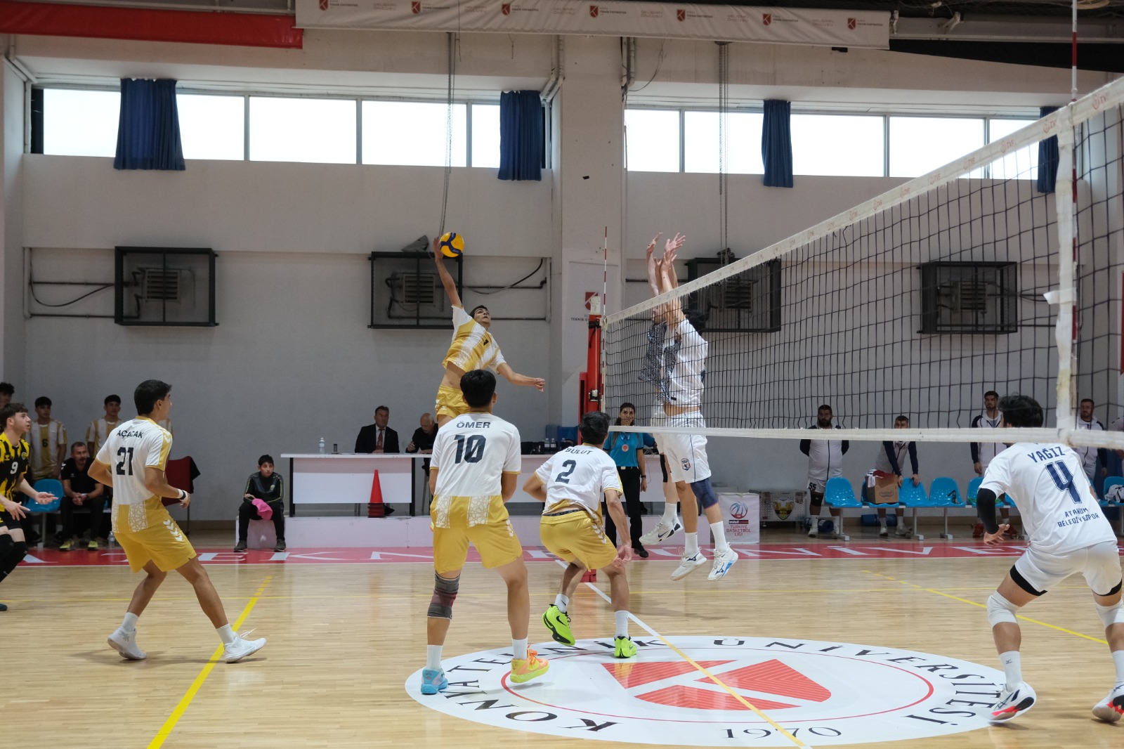 BÜYÜKŞEHİR VOLEYBOLDA YOLUNA NAMAĞLUP DEVAM EDİYOR