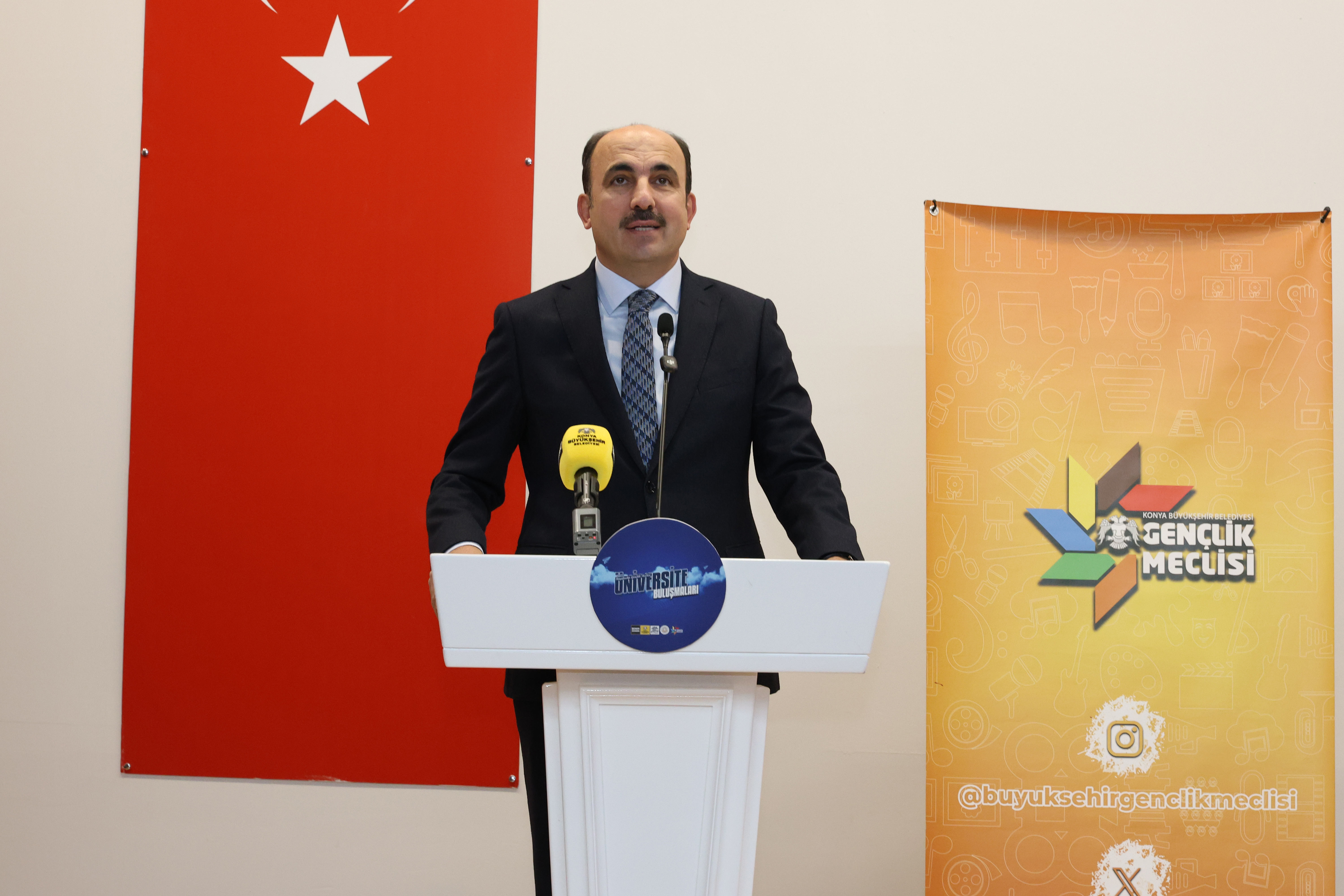 BAŞKAN ALTAY NEÜ ÖĞRENCİLERİYLE BULUŞTU: “SİZLER ÇOK DAHA GÜZEL BİR TÜRKİYE İNŞA EDECEKSİNİZ”