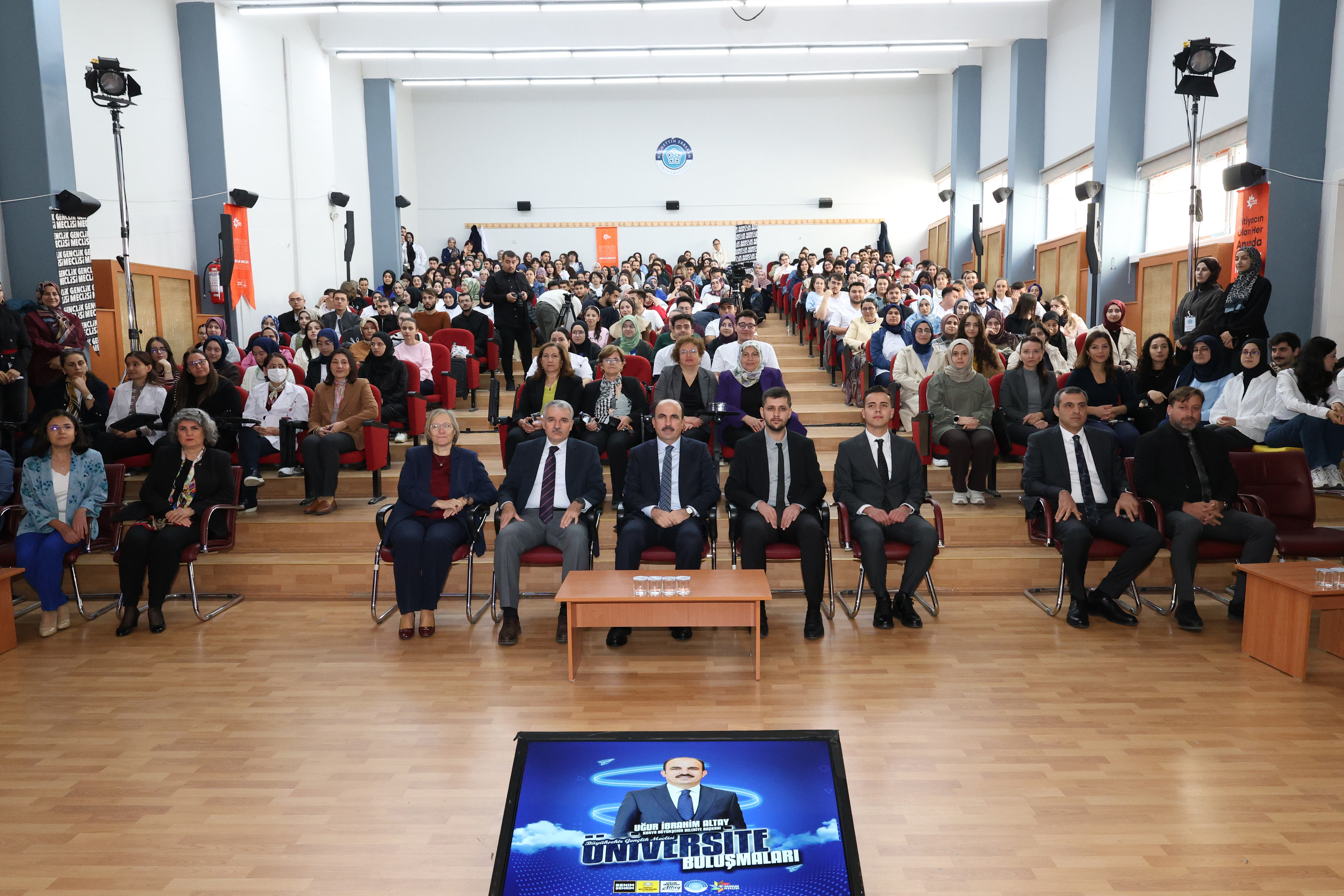 BAŞKAN ALTAY NEÜ ÖĞRENCİLERİYLE BULUŞTU: “SİZLER ÇOK DAHA GÜZEL BİR TÜRKİYE İNŞA EDECEKSİNİZ”