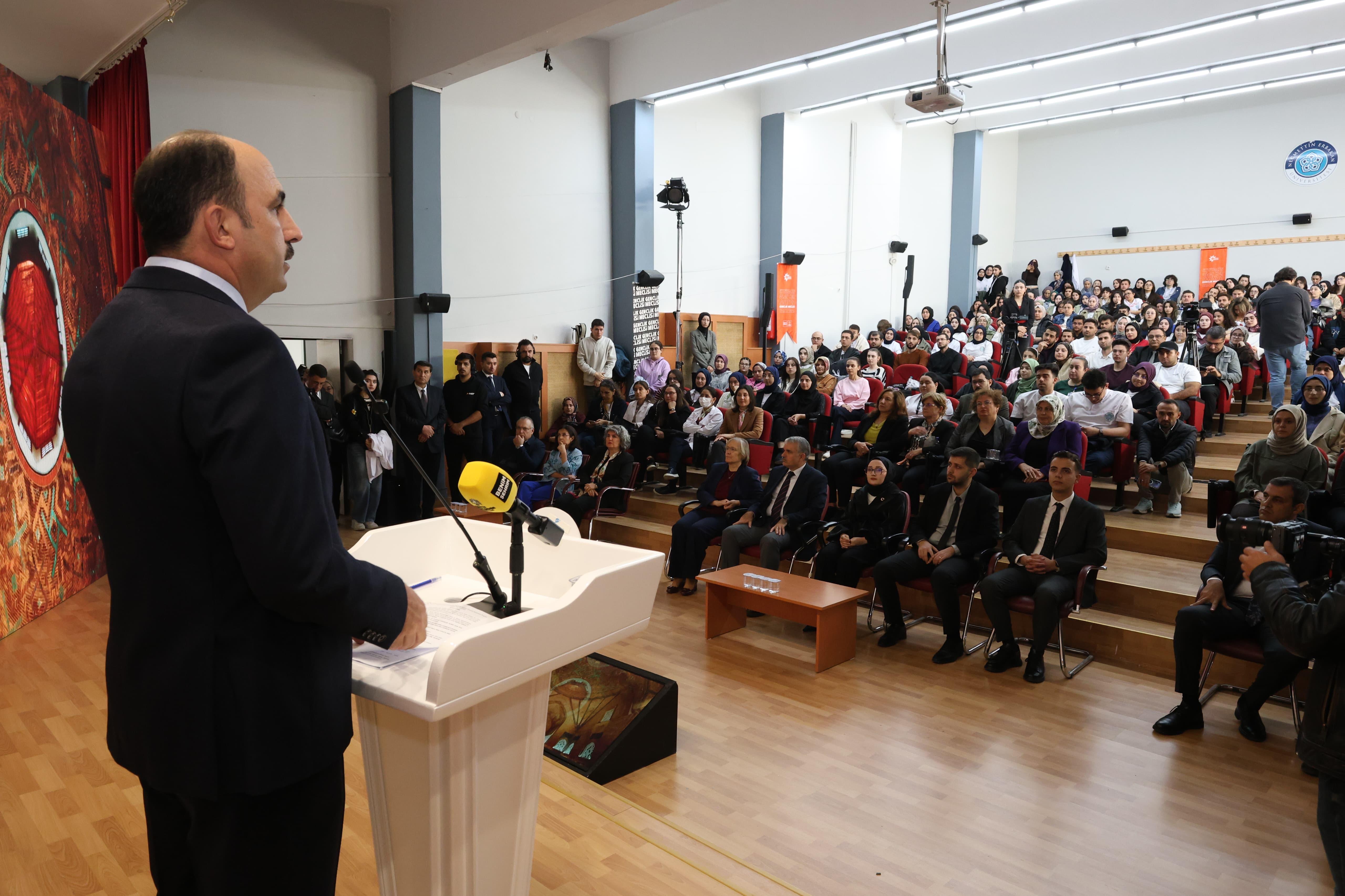 BAŞKAN ALTAY NEÜ ÖĞRENCİLERİYLE BULUŞTU: “SİZLER ÇOK DAHA GÜZEL BİR TÜRKİYE İNŞA EDECEKSİNİZ”