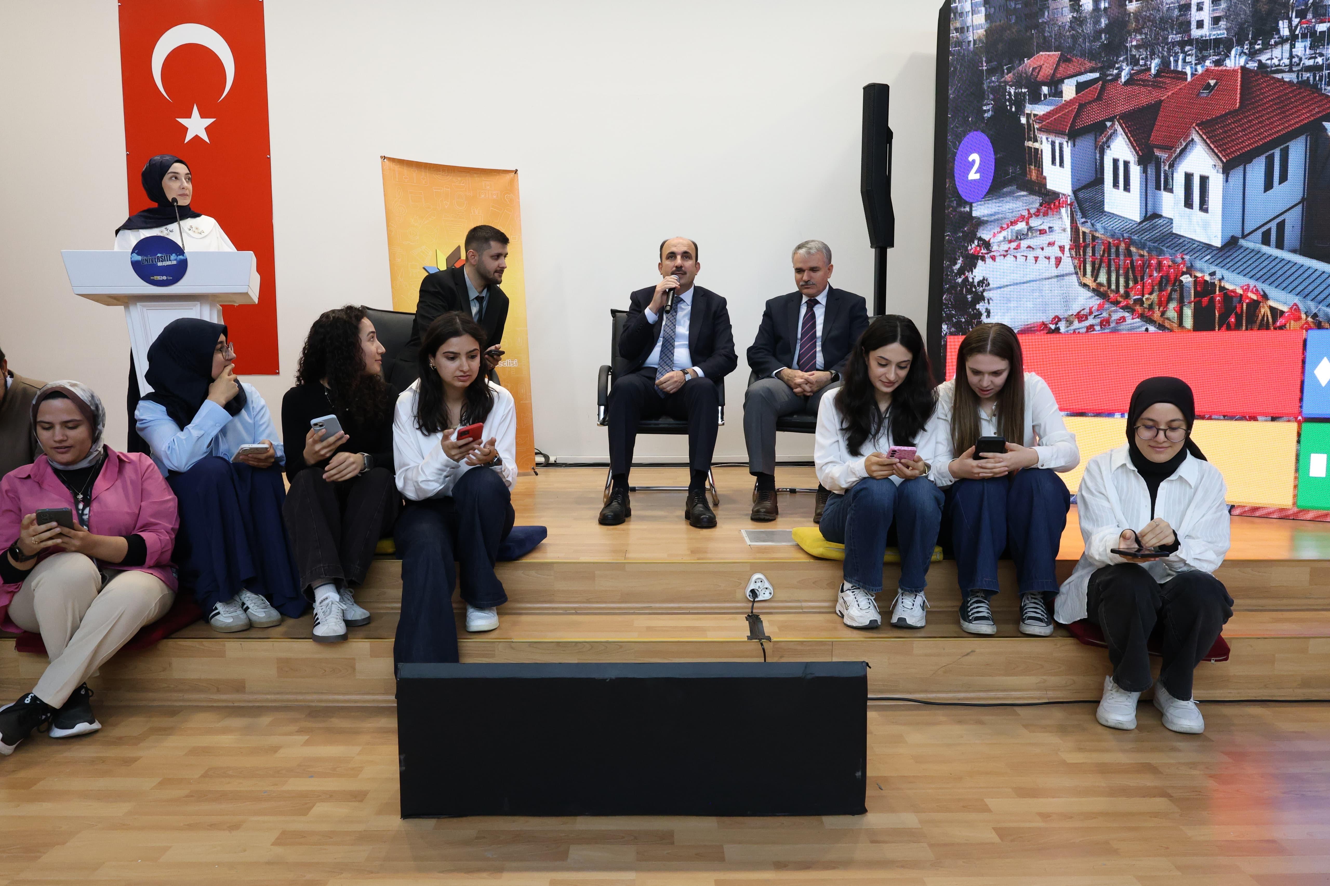 BAŞKAN ALTAY NEÜ ÖĞRENCİLERİYLE BULUŞTU: “SİZLER ÇOK DAHA GÜZEL BİR TÜRKİYE İNŞA EDECEKSİNİZ”