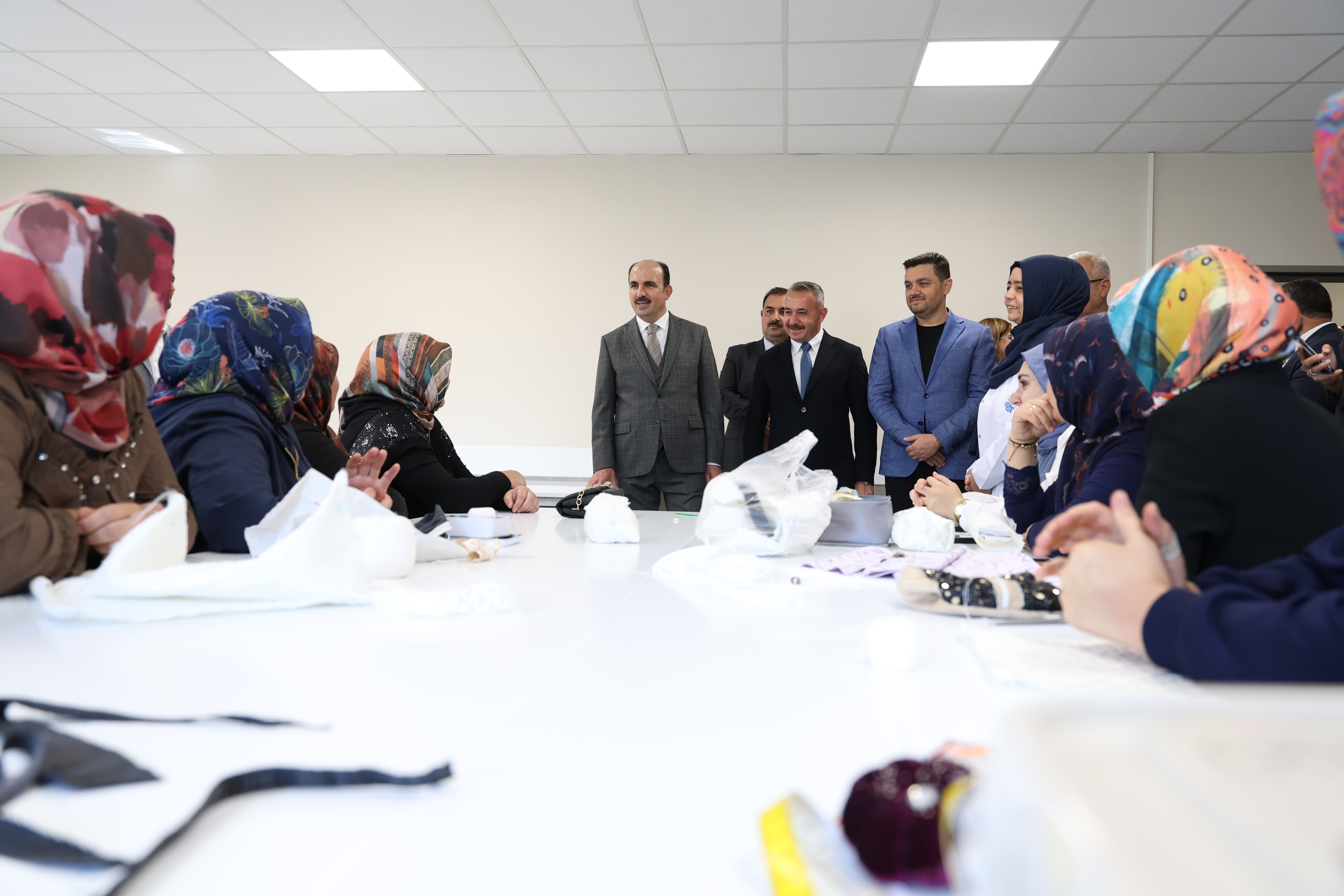BAŞKAN ALTAY ALTINEKİN ŞEHİR KONAĞI’NIN AÇILIŞINI YAPTI
