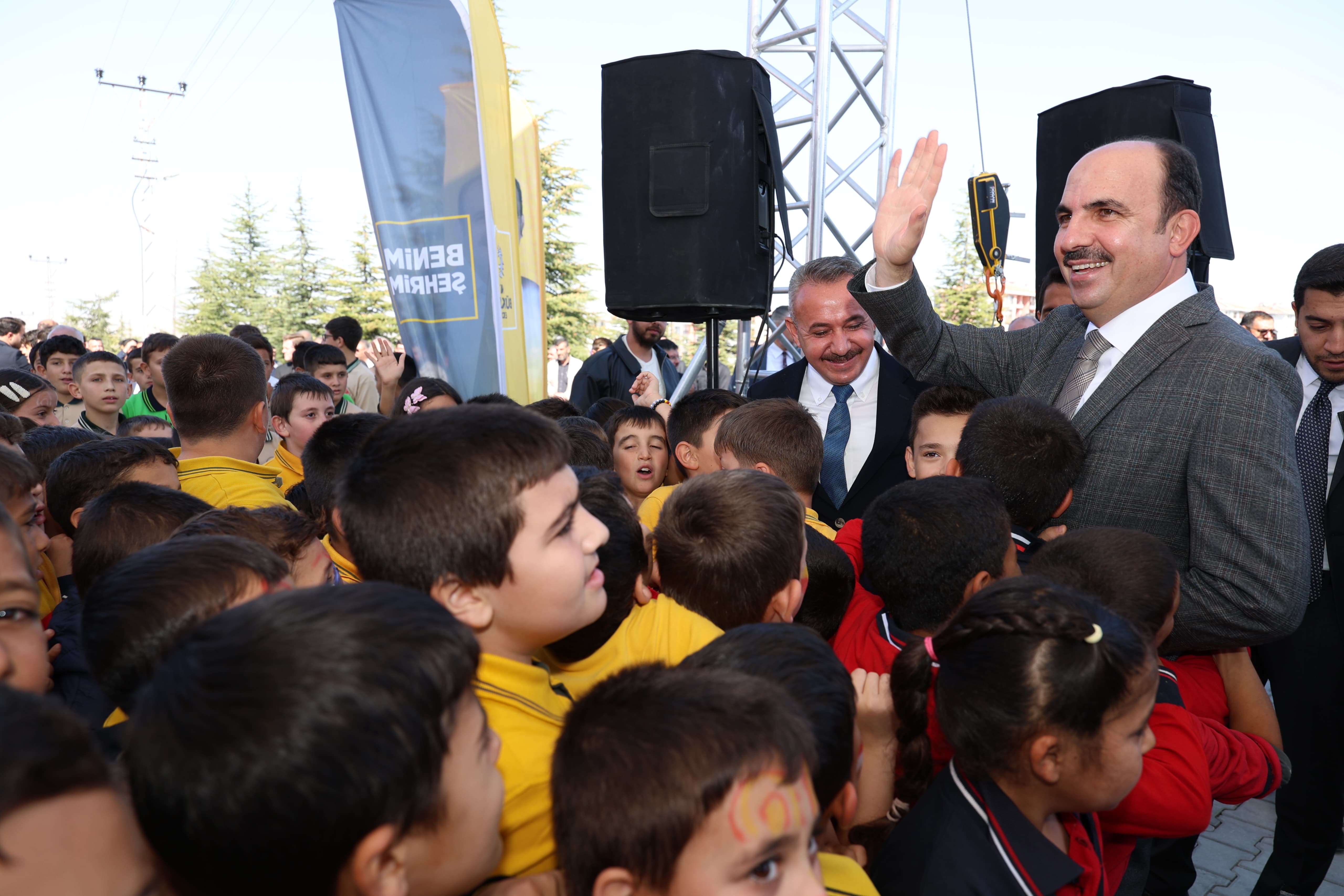 BAŞKAN ALTAY ALTINEKİN ŞEHİR KONAĞI’NIN AÇILIŞINI YAPTI