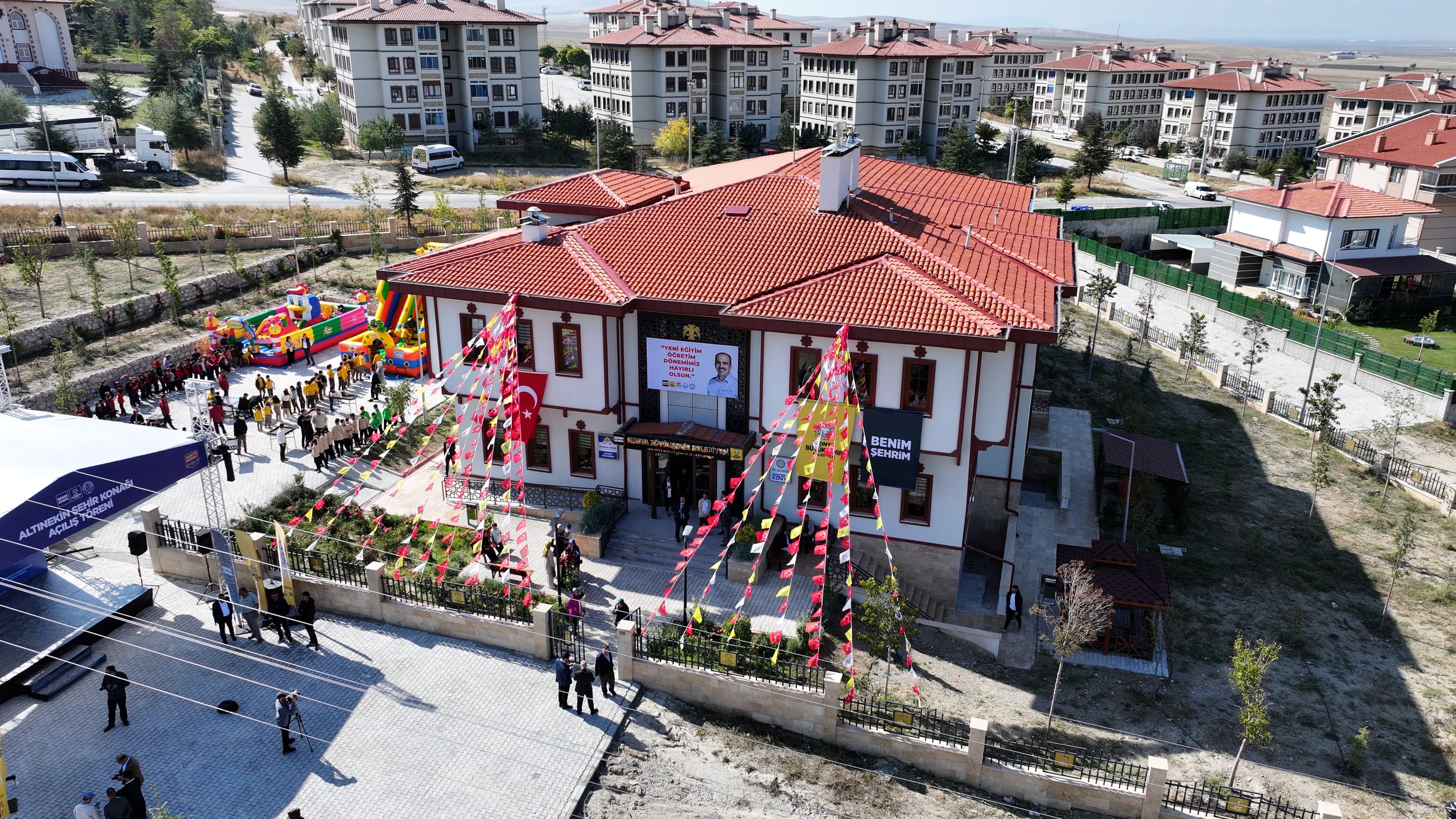 BAŞKAN ALTAY ALTINEKİN ŞEHİR KONAĞI’NIN AÇILIŞINI YAPTI