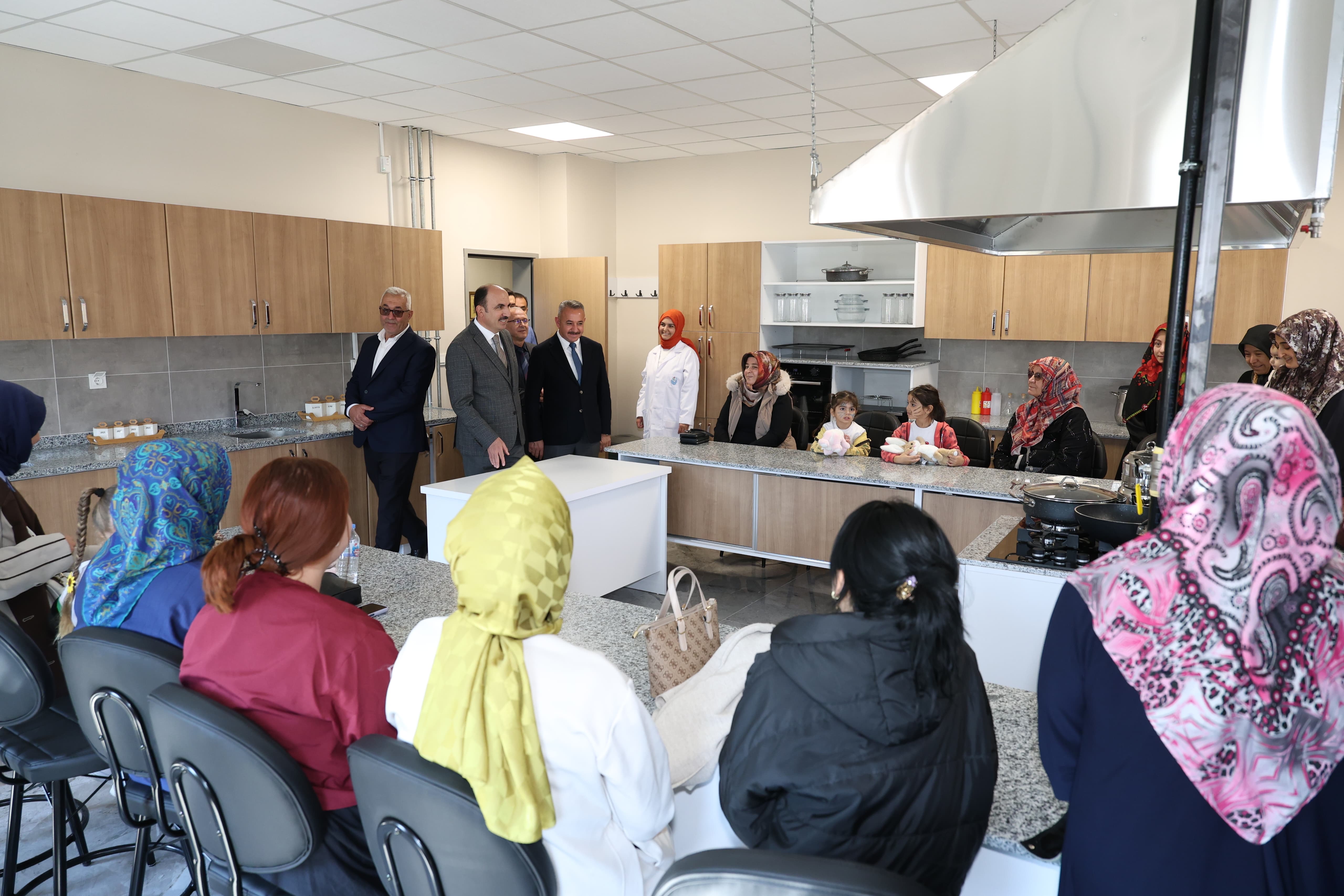 BAŞKAN ALTAY ALTINEKİN ŞEHİR KONAĞI’NIN AÇILIŞINI YAPTI
