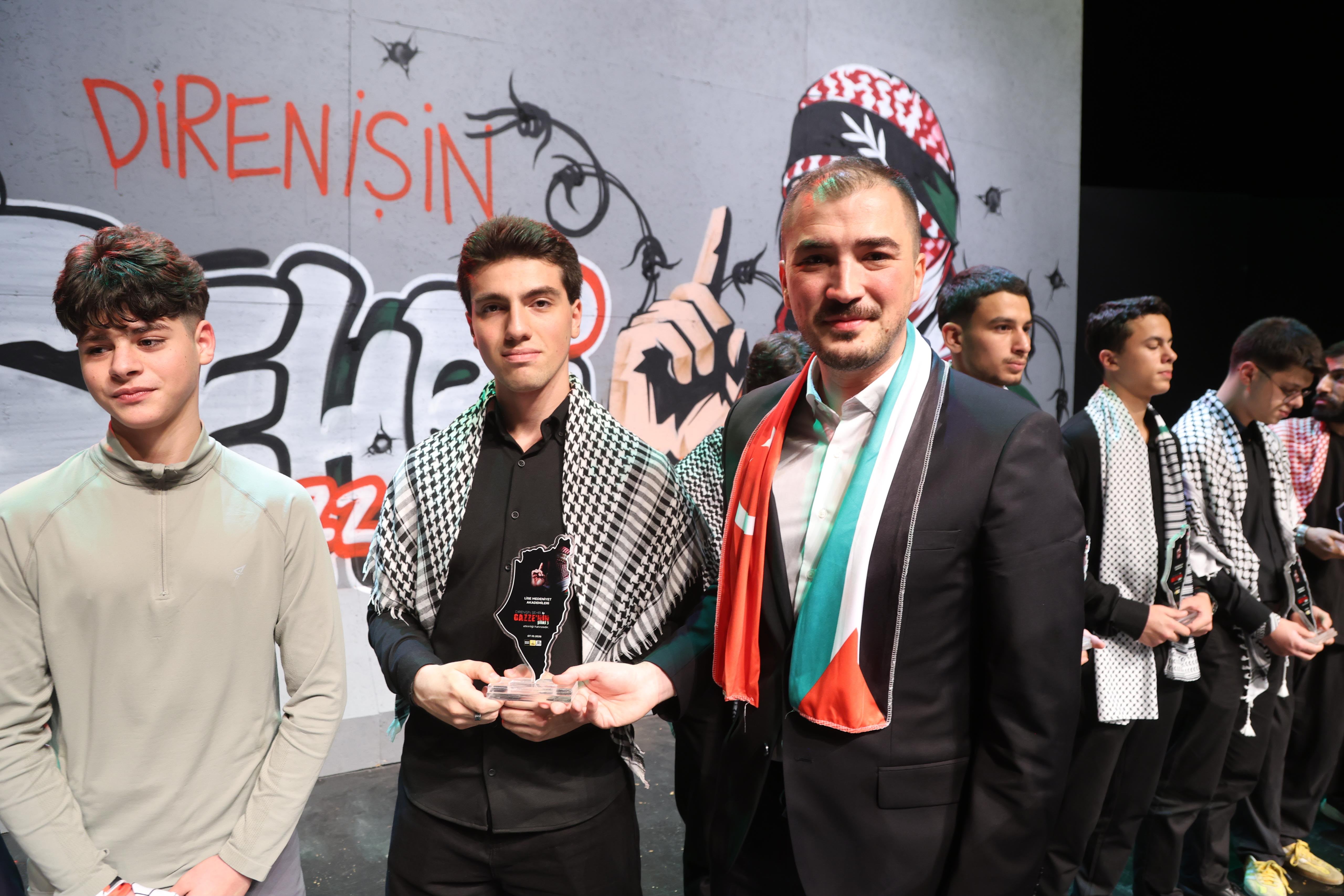 LİMA’DA GENÇLERİN DİLİNDEN GAZZE’NİN DİRENİŞİ ŞİİRE DÖKÜLDÜ