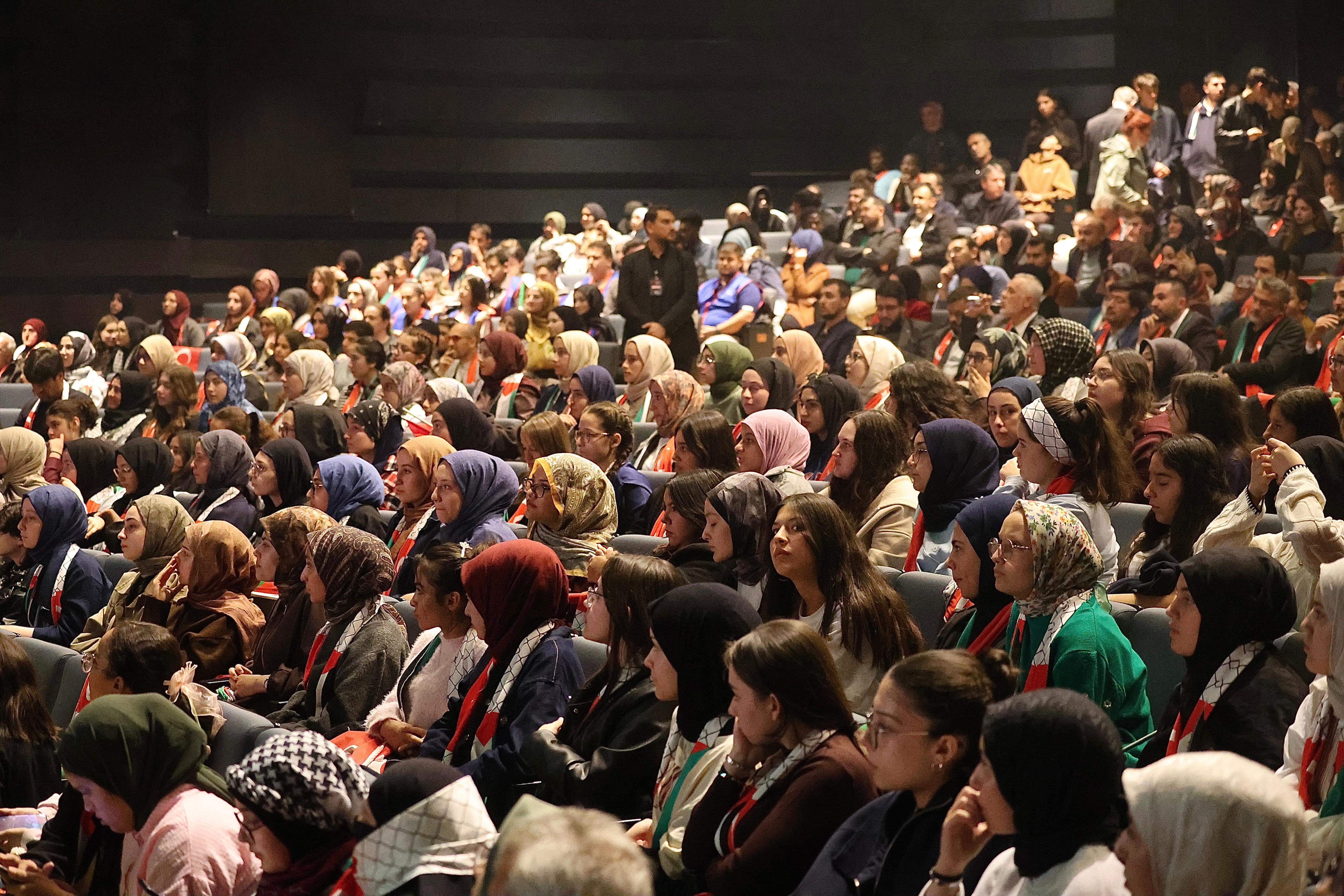 LİMA’DA GENÇLERİN DİLİNDEN GAZZE’NİN DİRENİŞİ ŞİİRE DÖKÜLDÜ