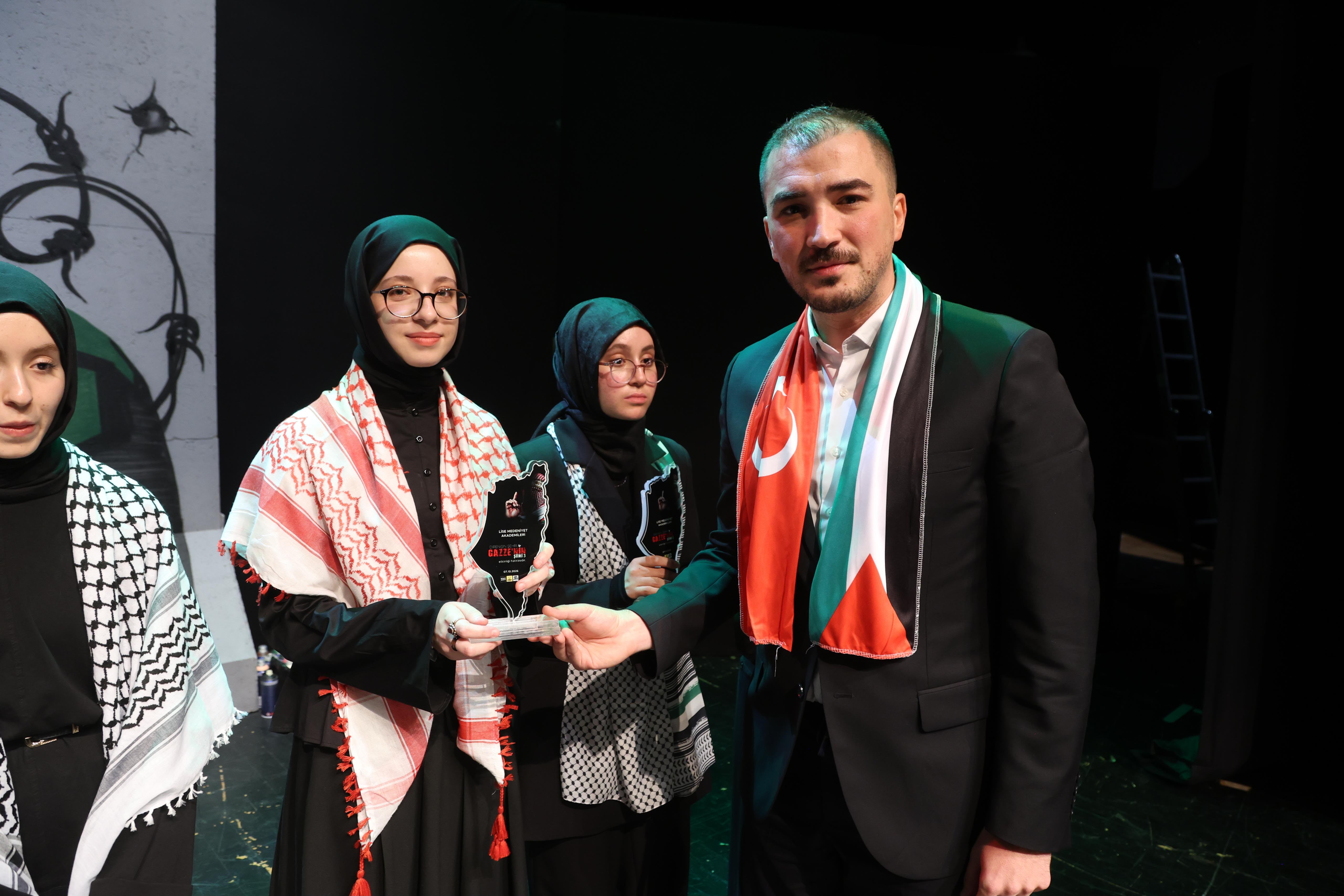 LİMA’DA GENÇLERİN DİLİNDEN GAZZE’NİN DİRENİŞİ ŞİİRE DÖKÜLDÜ