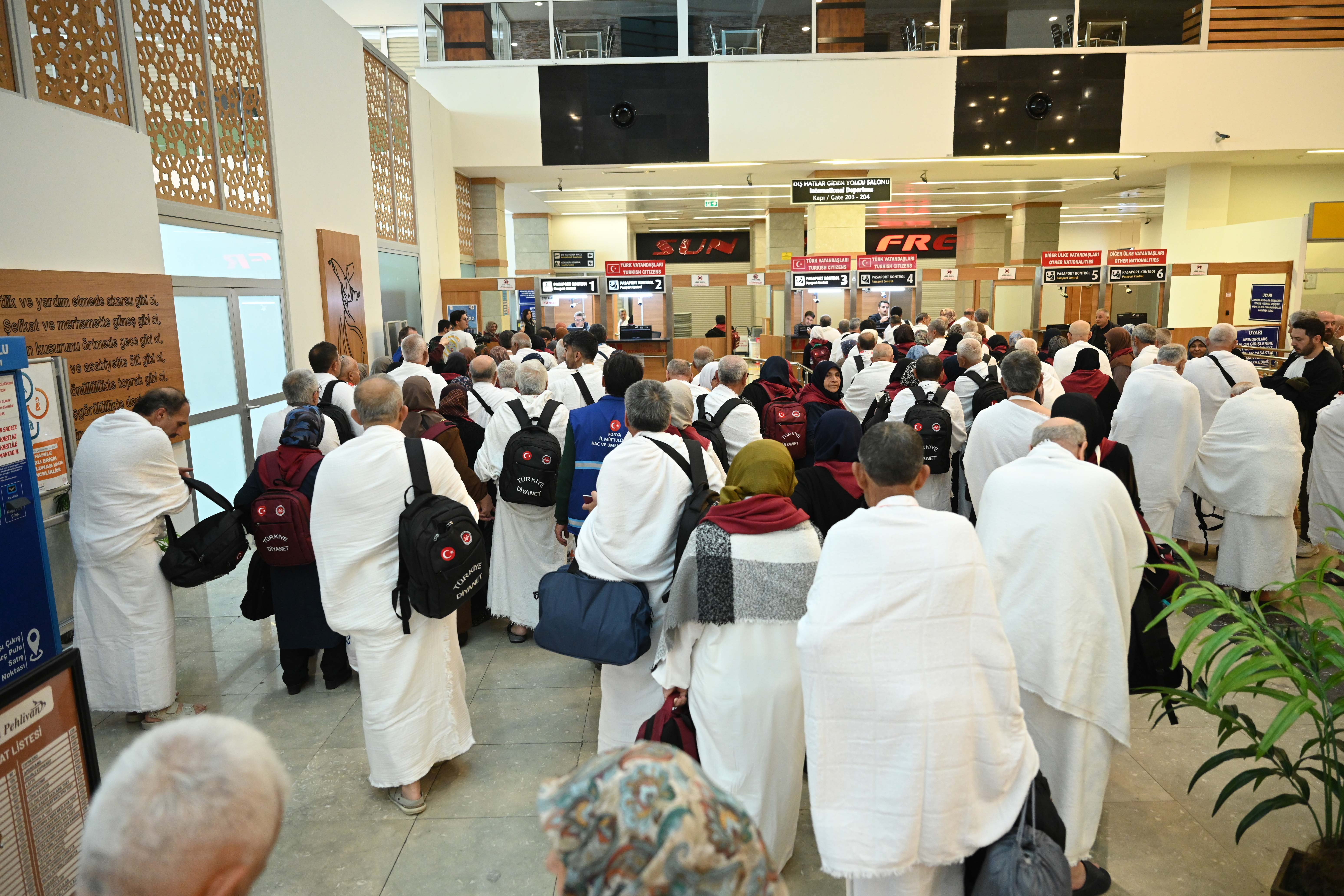 KONYA BÜYÜKŞEHİR’İN “VEFA UMRESİ PROJESİ”NDE ÜÇÜNCÜ KAFİLE DUALARLA UĞURLANDI