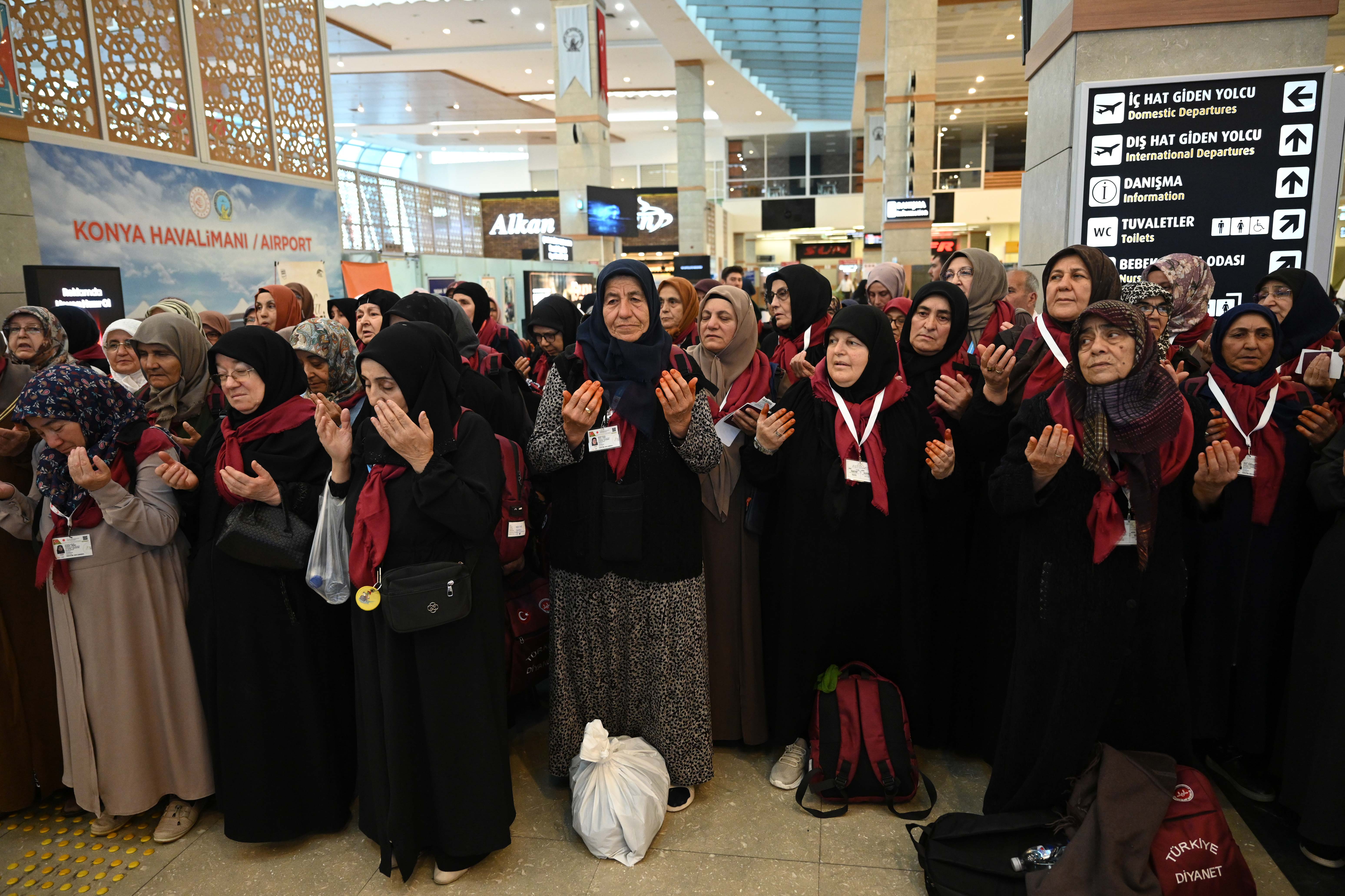 KONYA BÜYÜKŞEHİR’İN “VEFA UMRESİ PROJESİ”NDE ÜÇÜNCÜ KAFİLE DUALARLA UĞURLANDI