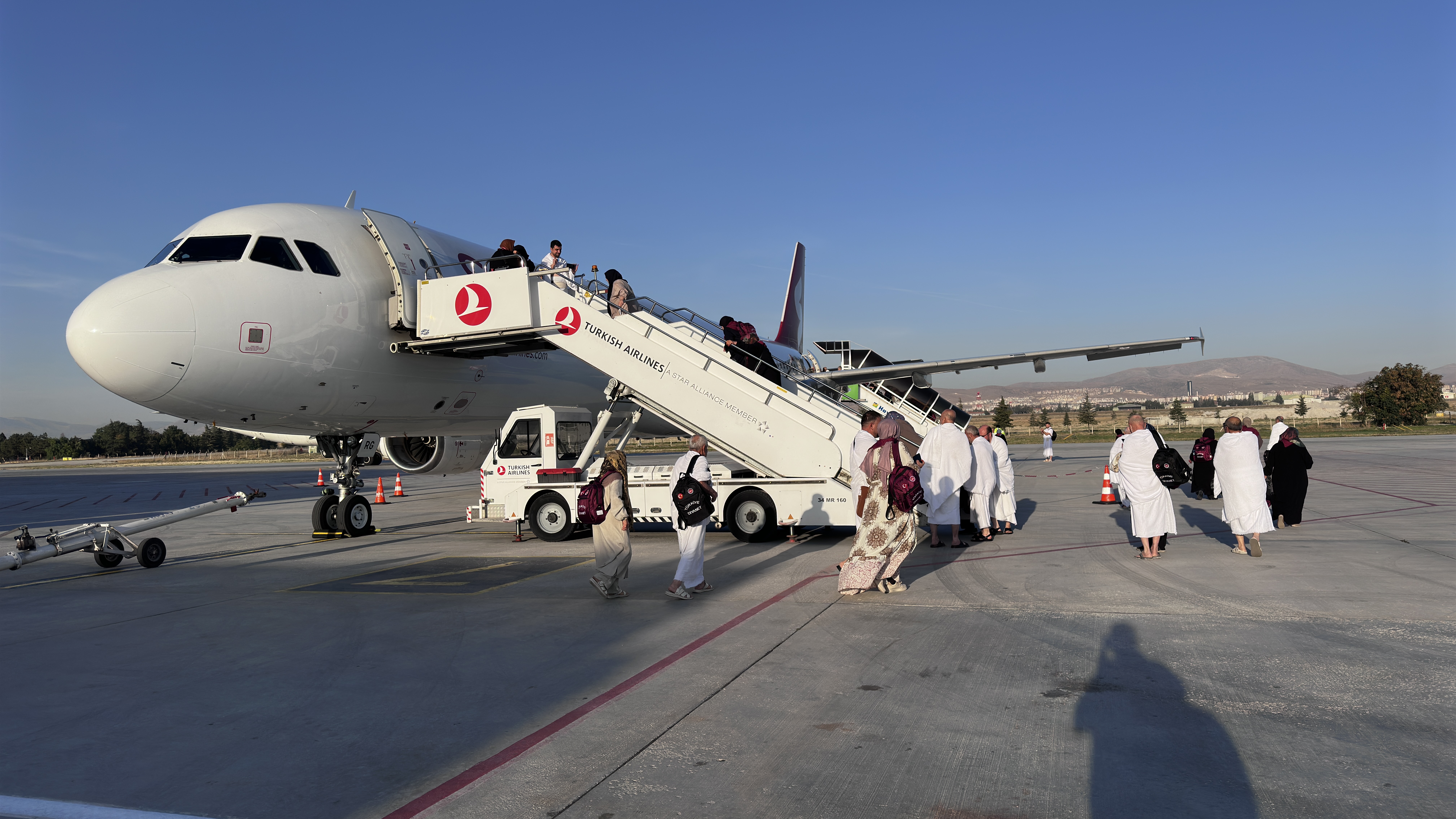 KONYA BÜYÜKŞEHİR’İN “VEFA UMRESİ PROJESİ”NDE ÜÇÜNCÜ KAFİLE DUALARLA UĞURLANDI