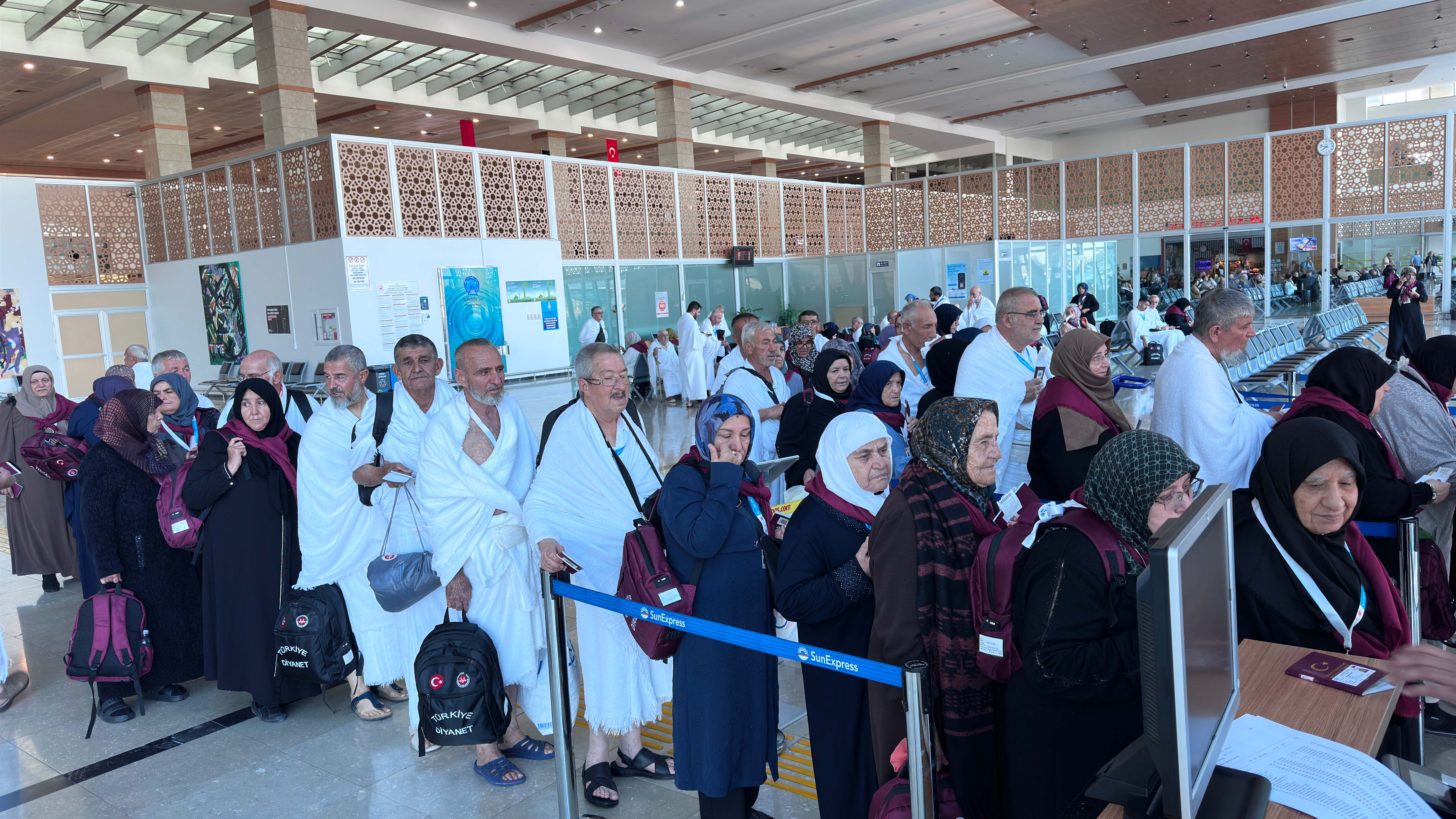 KONYA BÜYÜKŞEHİR’İN “VEFA UMRESİ PROJESİ”NDE ÜÇÜNCÜ KAFİLE DUALARLA UĞURLANDI