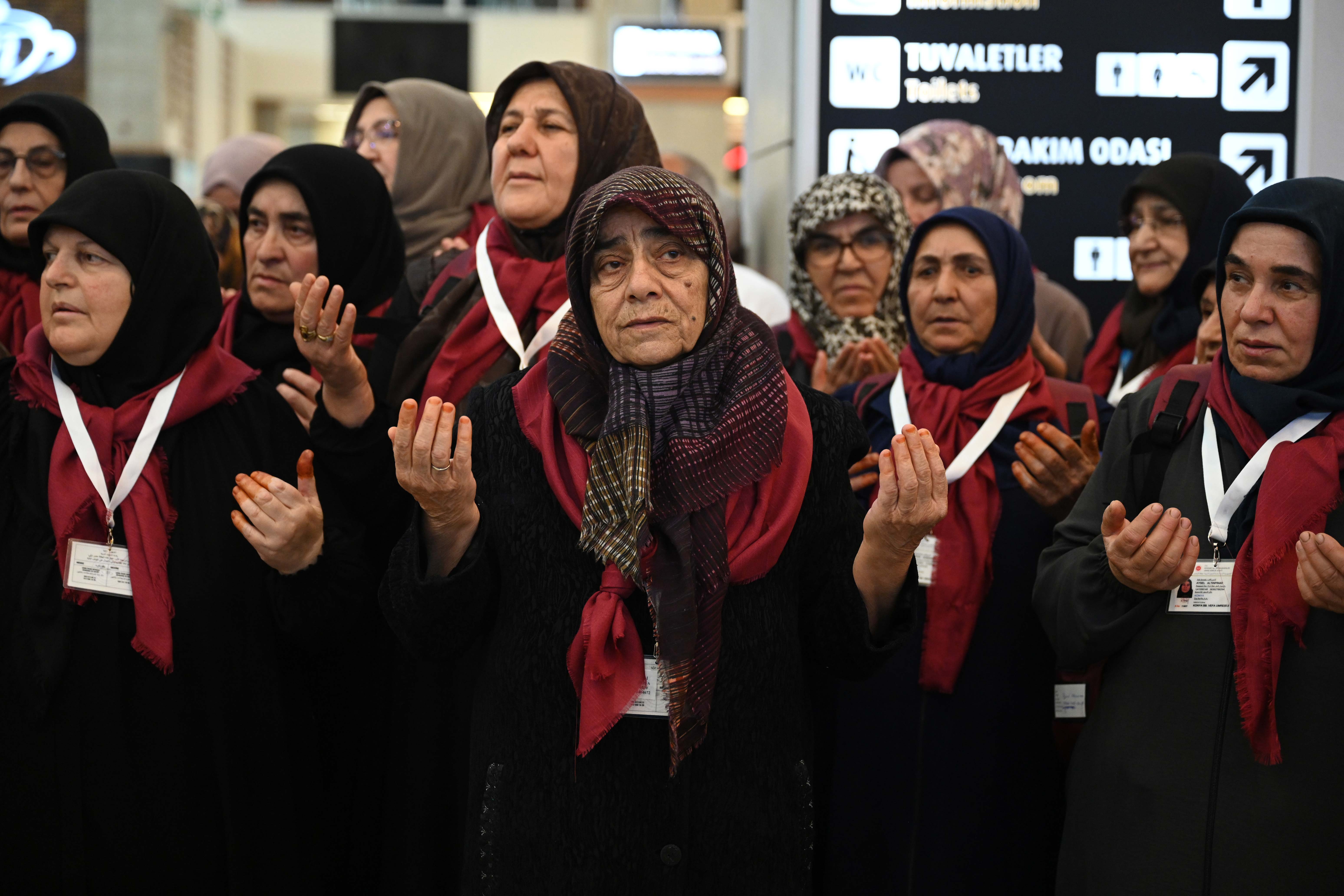 KONYA BÜYÜKŞEHİR’İN “VEFA UMRESİ PROJESİ”NDE ÜÇÜNCÜ KAFİLE DUALARLA UĞURLANDI