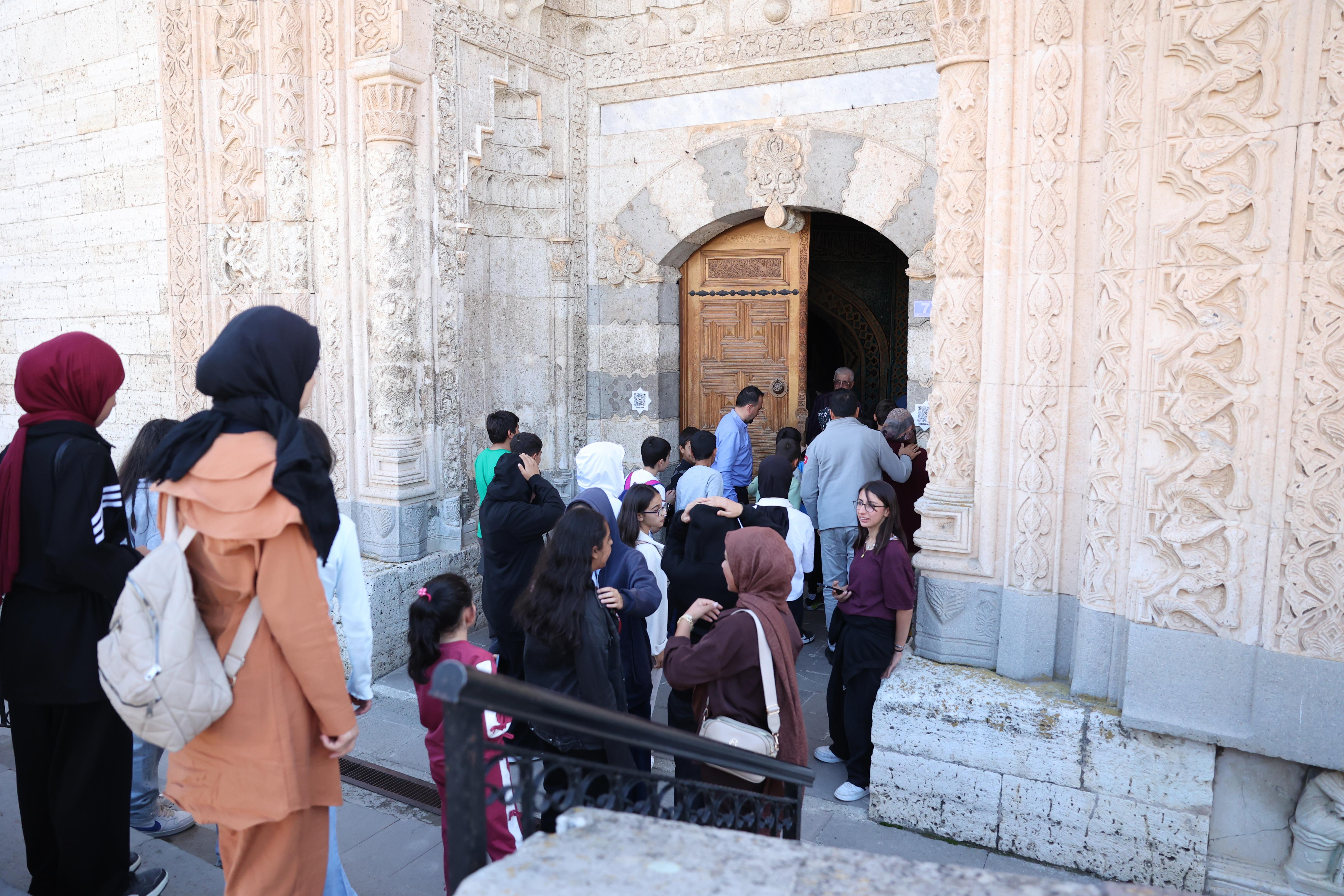 KONYA BÜYÜKŞEHİR’DEN BAŞARILI ÖĞRENCİLERE KÜLTÜR GEZİSİ