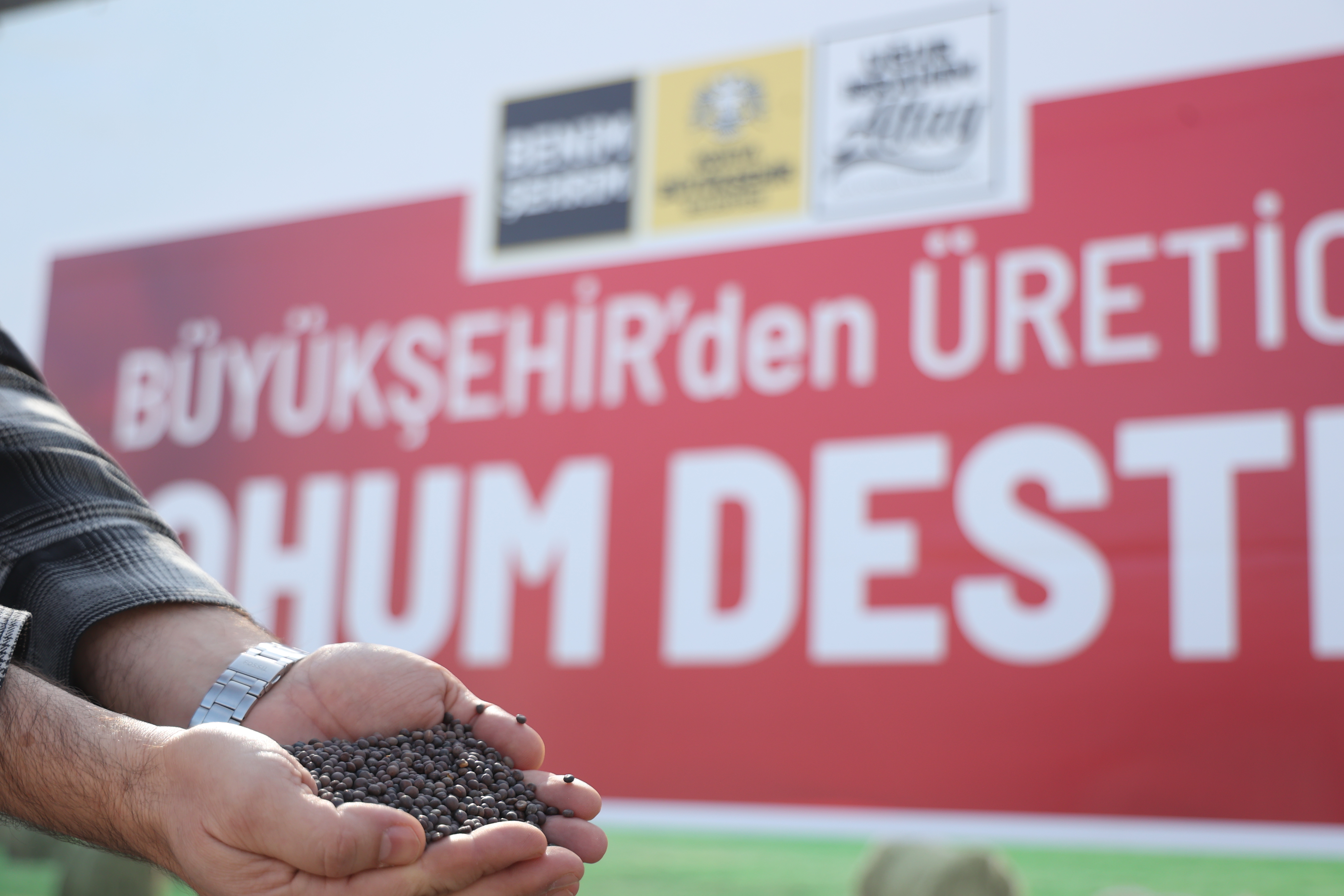BAŞKAN ALTAY: “ÜRETİCİLERİMİZE BUGÜNE KADAR 1 MİLYON 214 BİN KİLOGRAM HİBE DESTEKLİ MACAR FİĞİ TOHUMU VERDİK”