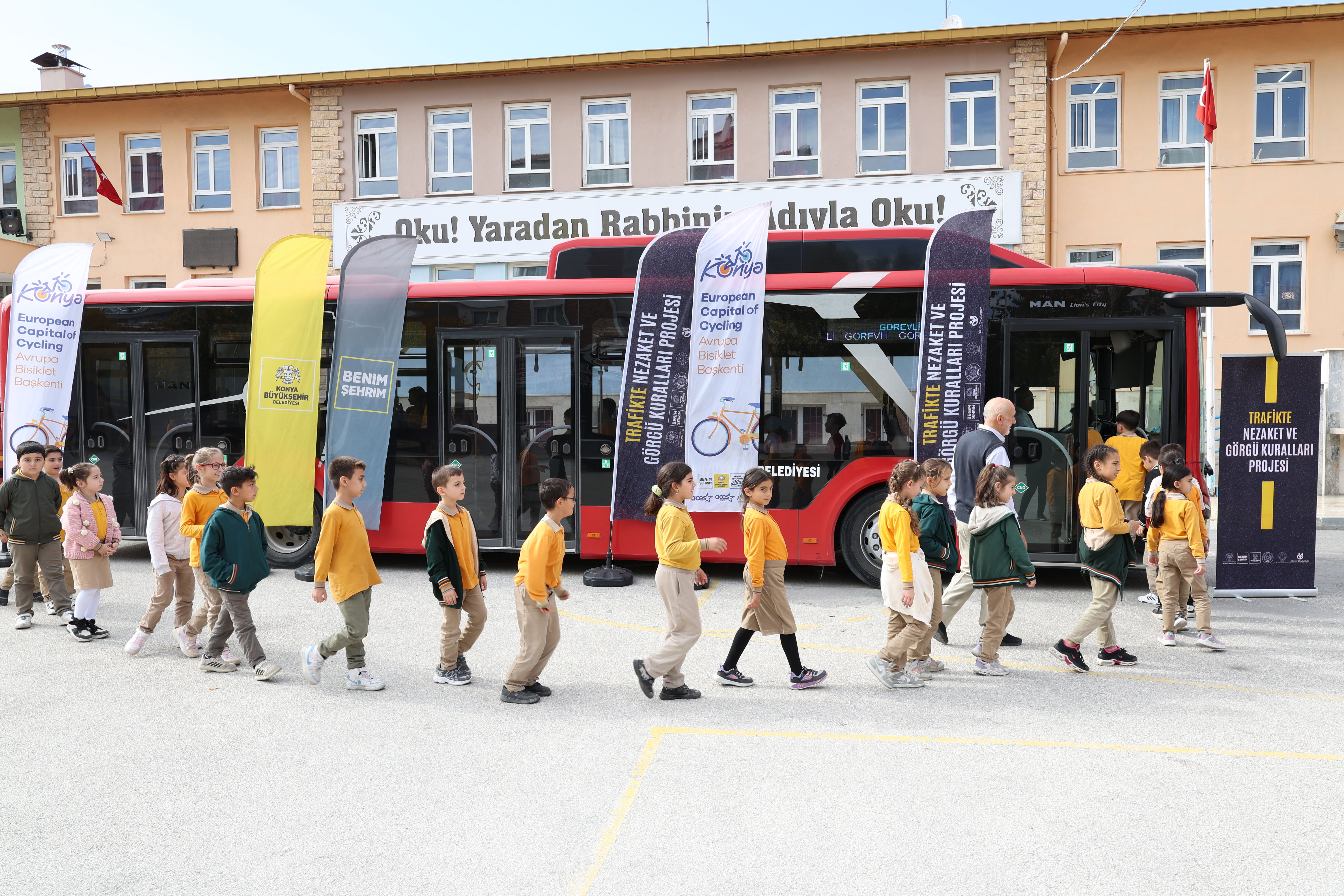 BAŞKAN ALTAY: “NEZAKET OTOBÜSÜ İLE ÖĞRENCİLERE TRAFİKTE SAYGIYI, HOŞGÖRÜYÜ VE NEZAKETİN ÖNEMİNİ ANLATIYORUZ”
