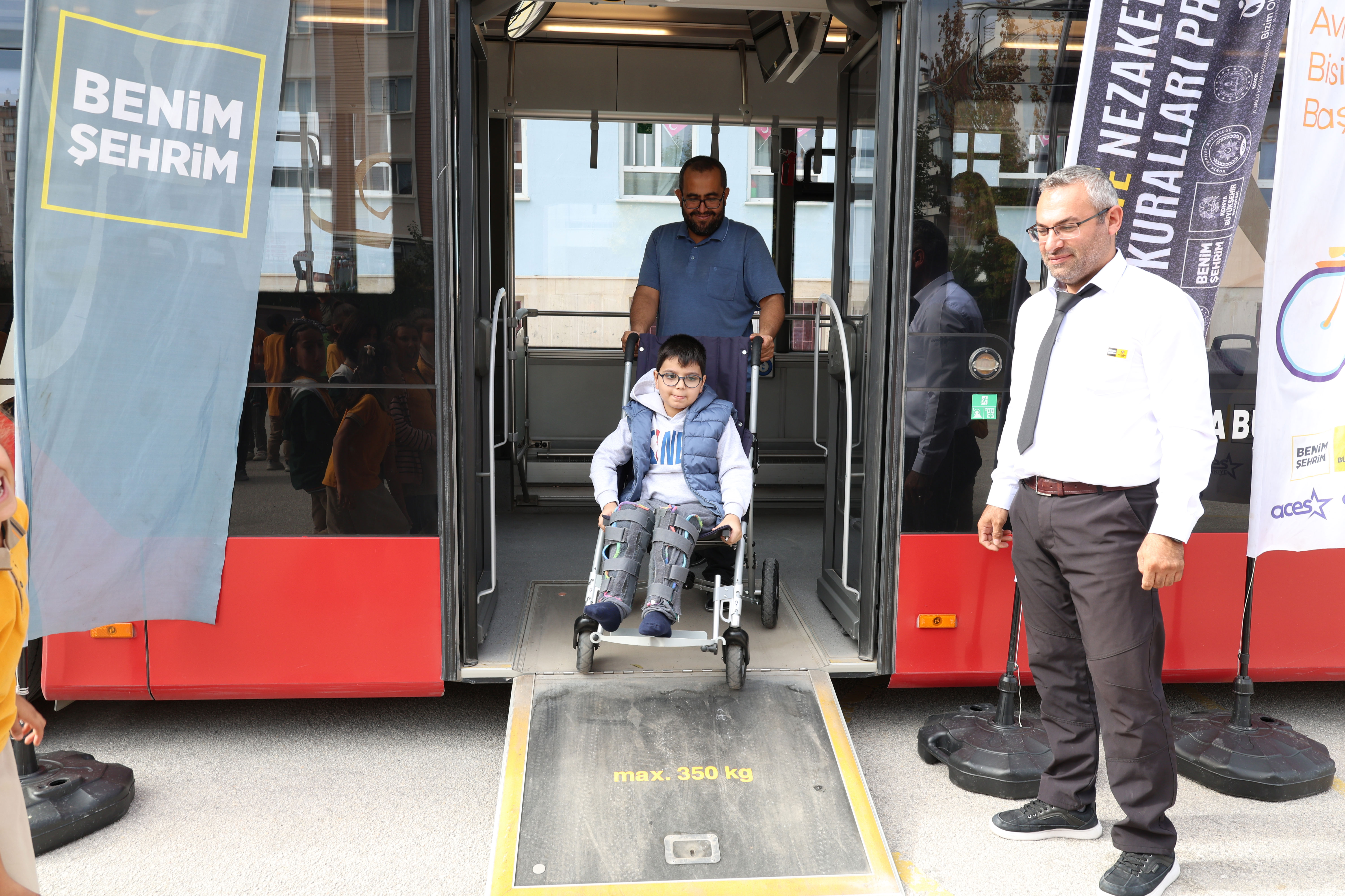 BAŞKAN ALTAY: “NEZAKET OTOBÜSÜ İLE ÖĞRENCİLERE TRAFİKTE SAYGIYI, HOŞGÖRÜYÜ VE NEZAKETİN ÖNEMİNİ ANLATIYORUZ”