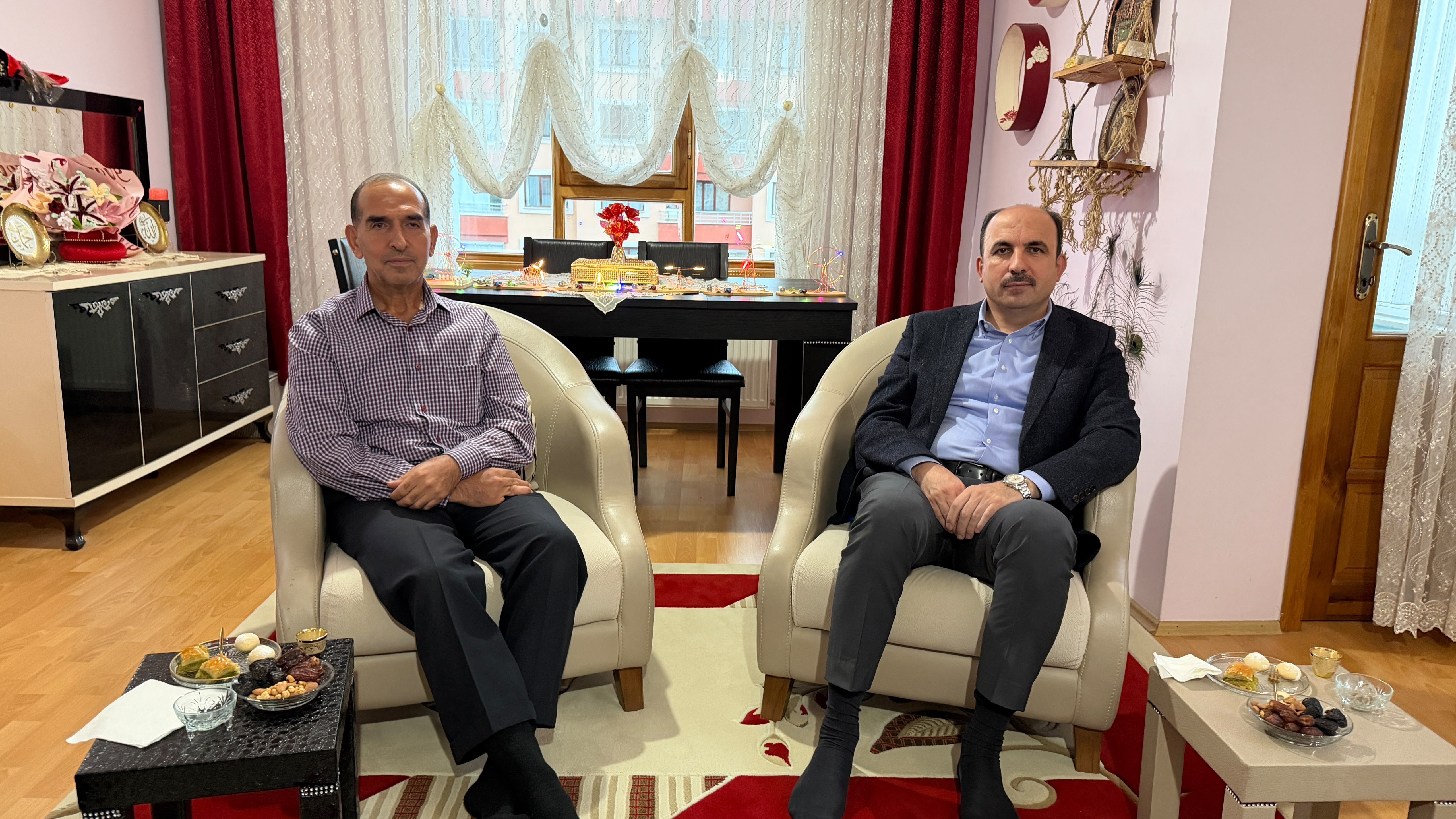 BAŞKAN ALTAY, “VEFA UMRESİ” İLE KUTSAL TOPRAKLARA GİDEN VATANDAŞLARI EVLERİNDE ZİYARET ETTİ