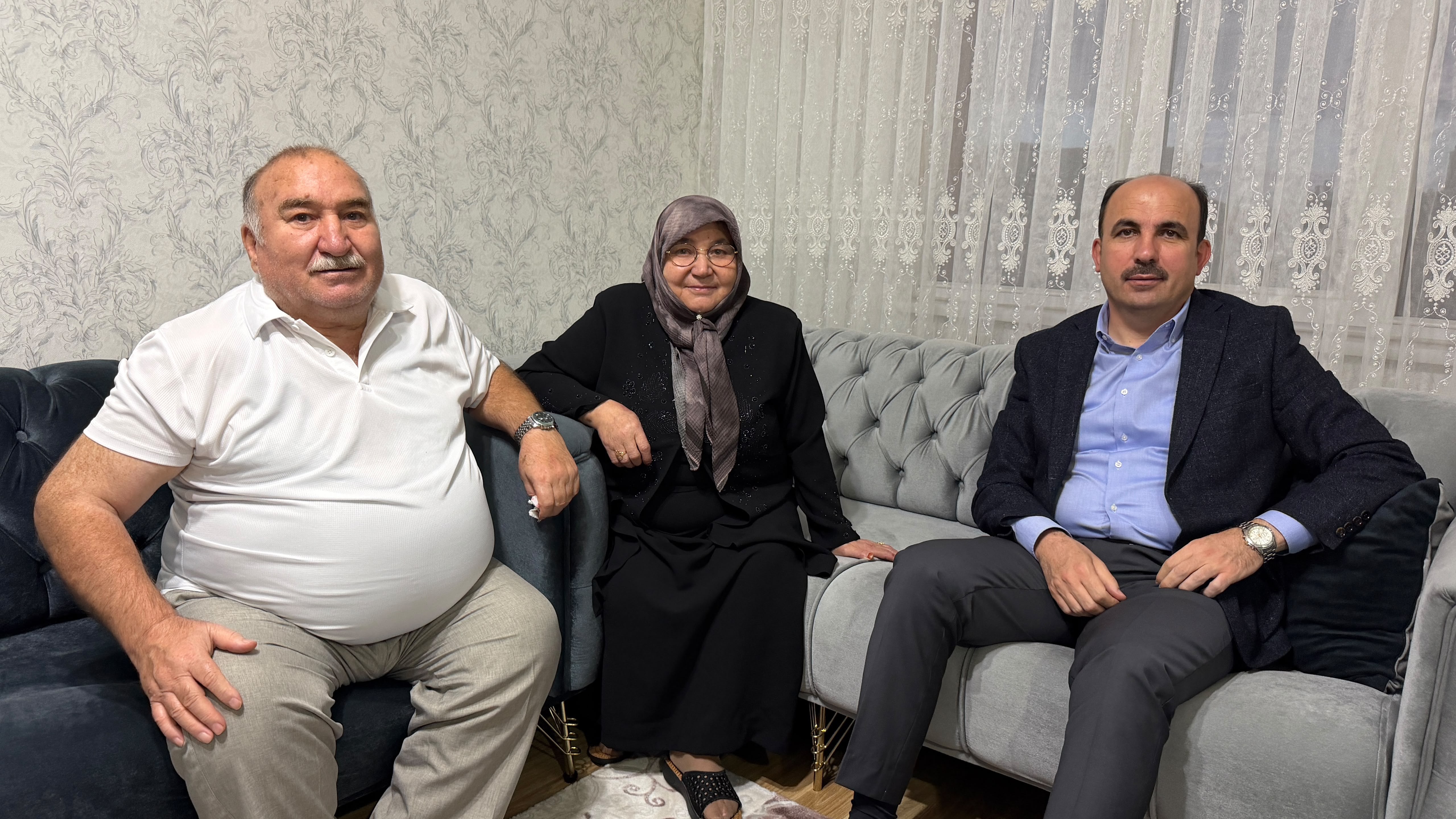 BAŞKAN ALTAY, “VEFA UMRESİ” İLE KUTSAL TOPRAKLARA GİDEN VATANDAŞLARI EVLERİNDE ZİYARET ETTİ