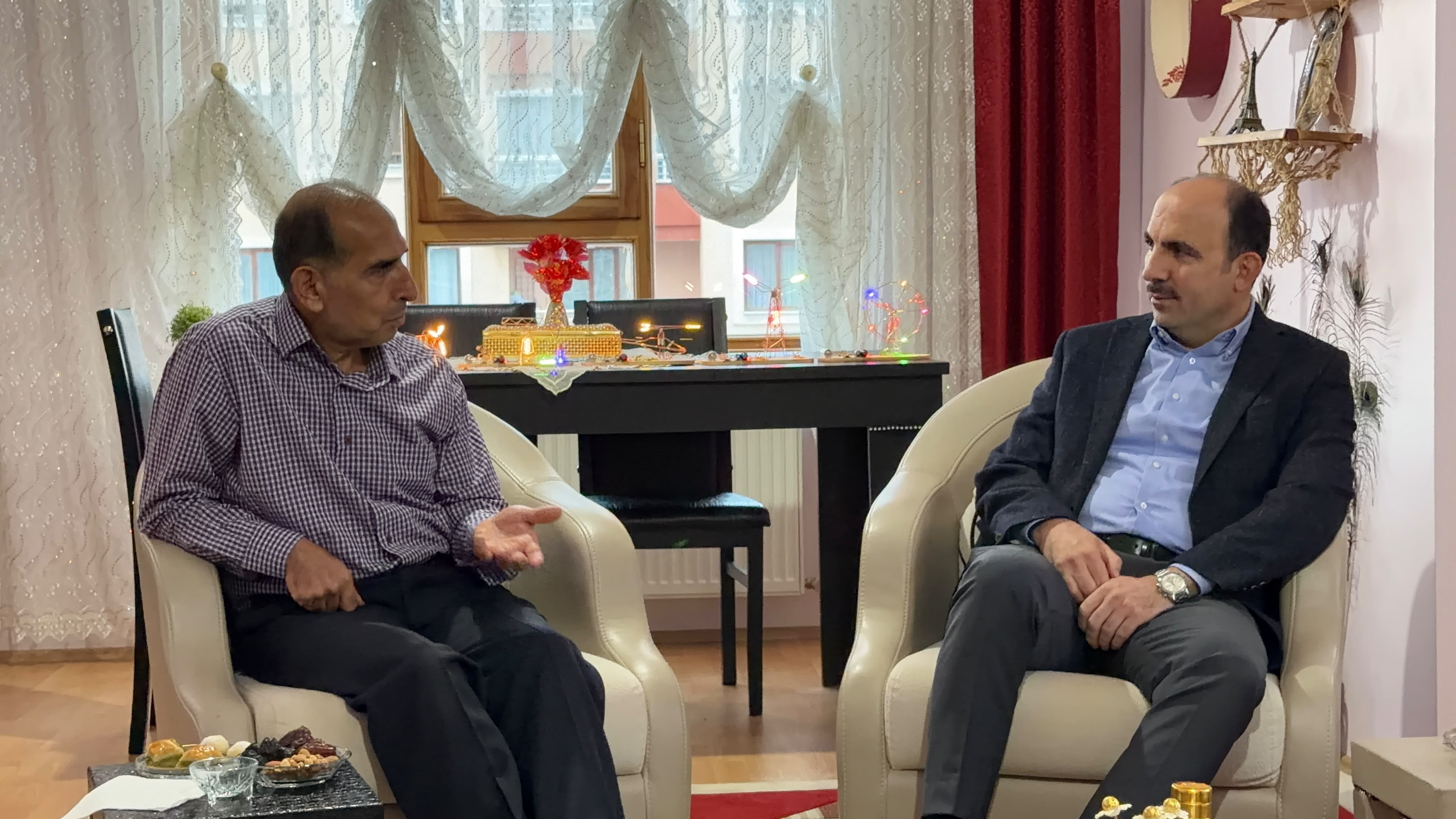 BAŞKAN ALTAY, “VEFA UMRESİ” İLE KUTSAL TOPRAKLARA GİDEN VATANDAŞLARI EVLERİNDE ZİYARET ETTİ