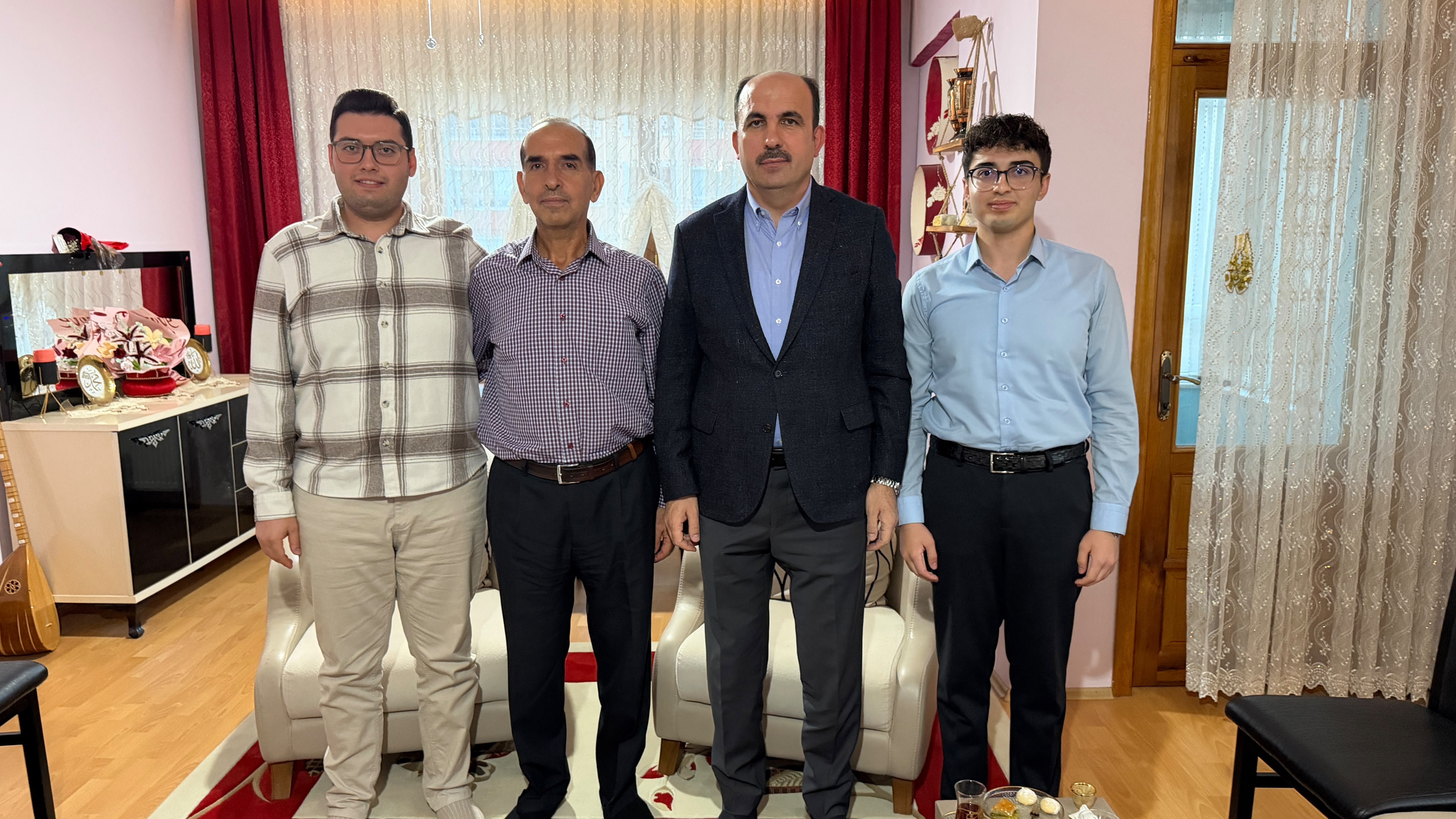 BAŞKAN ALTAY, “VEFA UMRESİ” İLE KUTSAL TOPRAKLARA GİDEN VATANDAŞLARI EVLERİNDE ZİYARET ETTİ