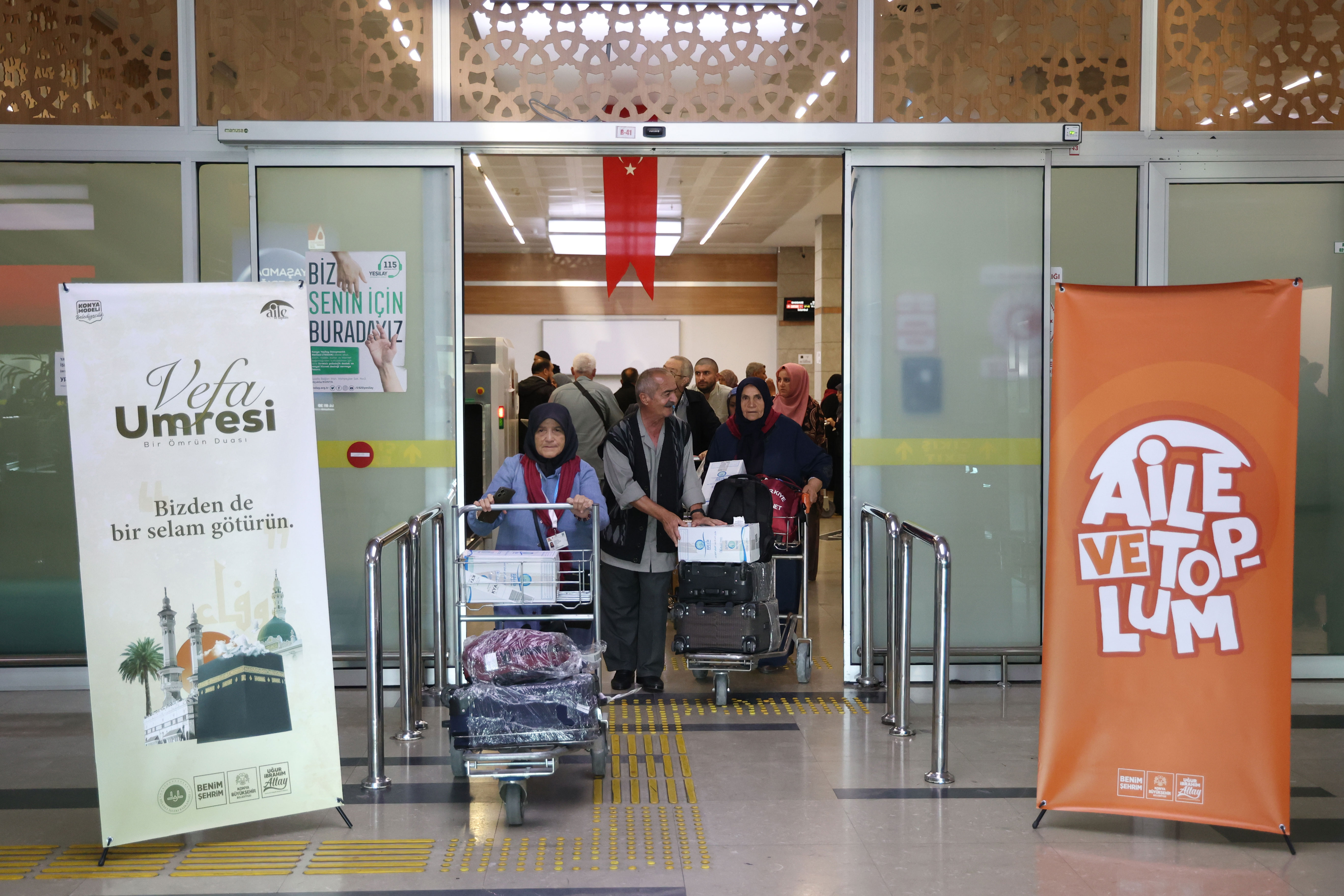 GÖNÜLLERE DOKUNAN PROJEDE ÜÇÜNCÜ KAFİLE UMRE YOLCULUĞUNU TAMAMLAYIP KONYA’YA DÖNDÜ