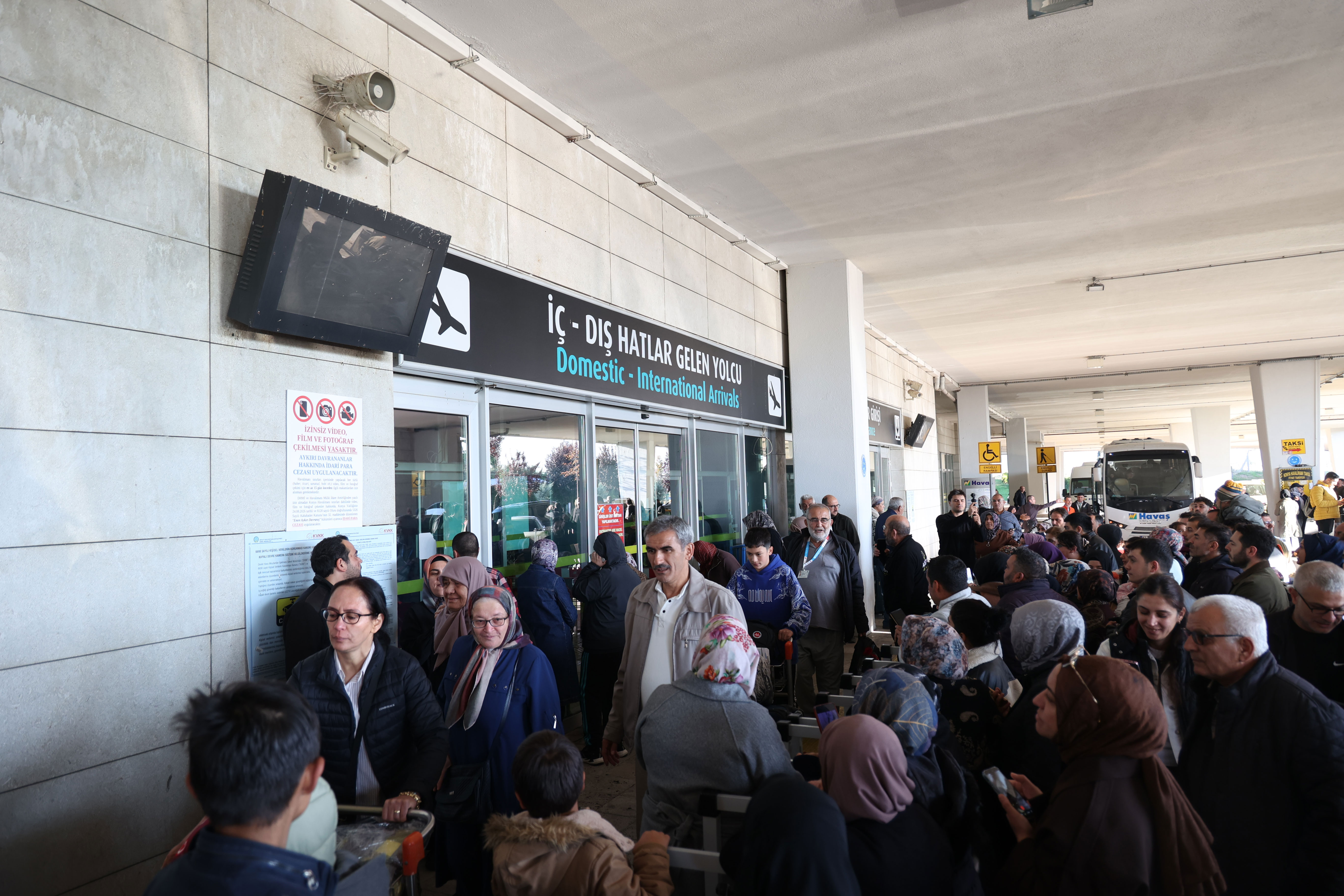 GÖNÜLLERE DOKUNAN PROJEDE ÜÇÜNCÜ KAFİLE UMRE YOLCULUĞUNU TAMAMLAYIP KONYA’YA DÖNDÜ