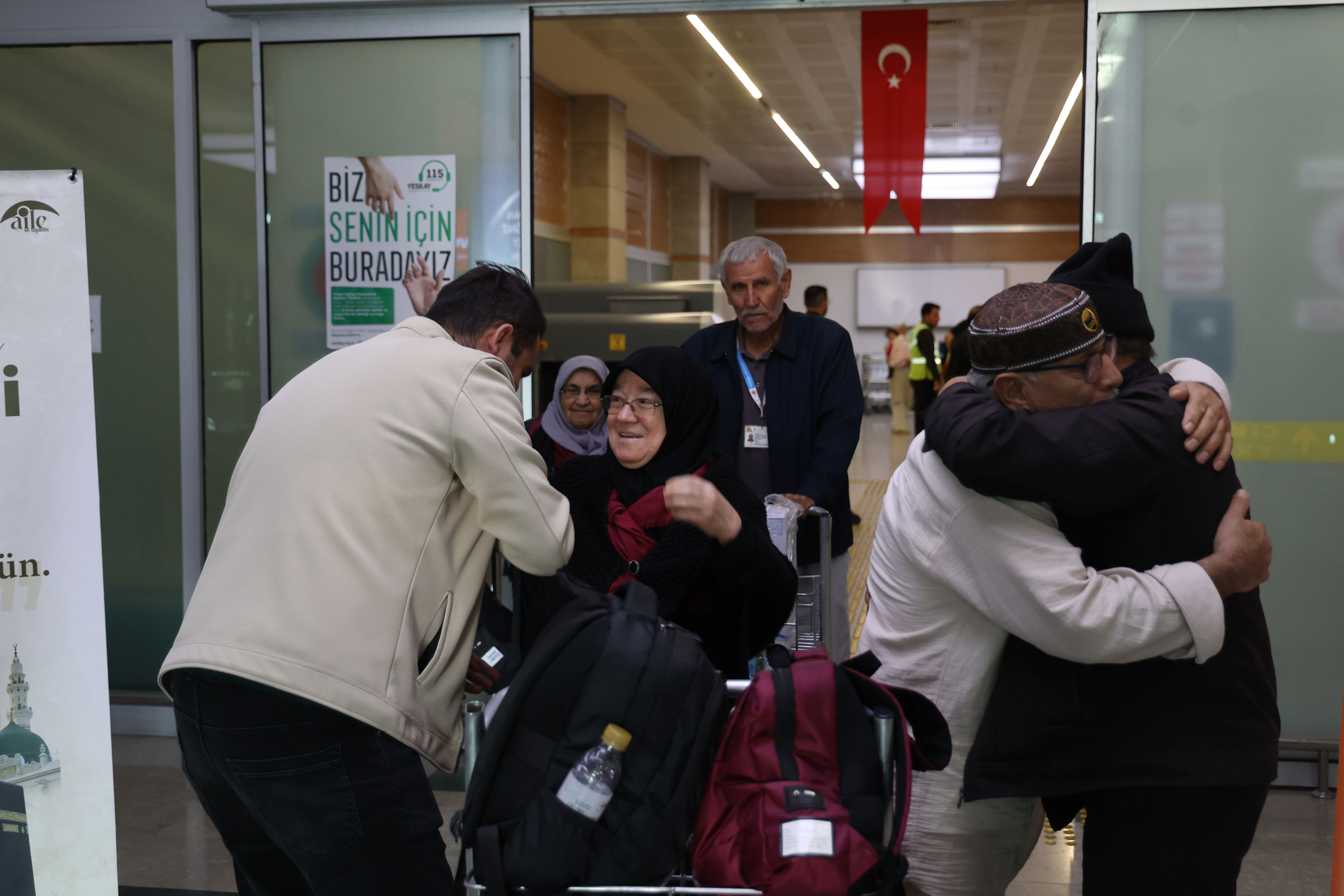 GÖNÜLLERE DOKUNAN PROJEDE ÜÇÜNCÜ KAFİLE UMRE YOLCULUĞUNU TAMAMLAYIP KONYA’YA DÖNDÜ