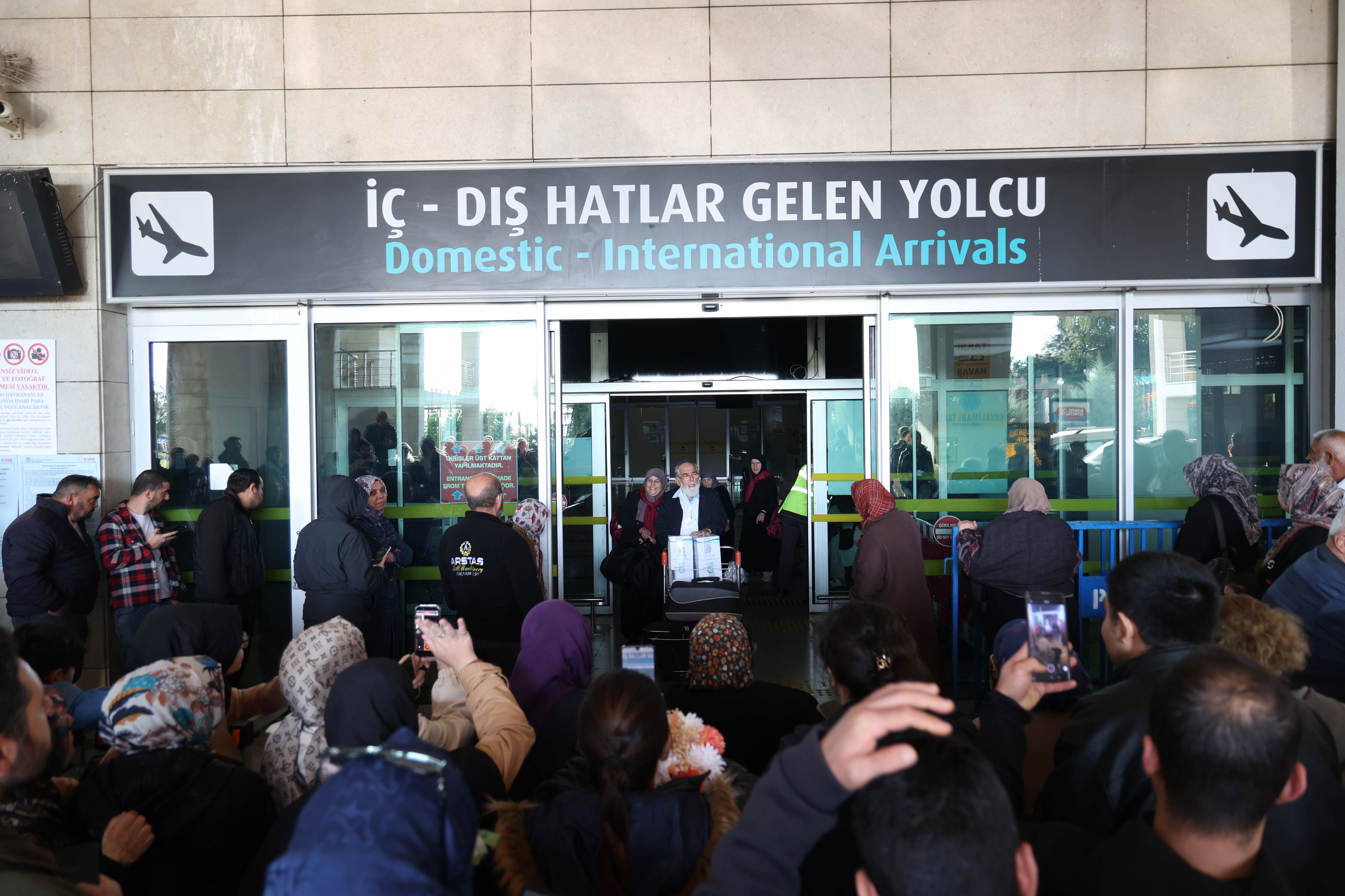 GÖNÜLLERE DOKUNAN PROJEDE ÜÇÜNCÜ KAFİLE UMRE YOLCULUĞUNU TAMAMLAYIP KONYA’YA DÖNDÜ