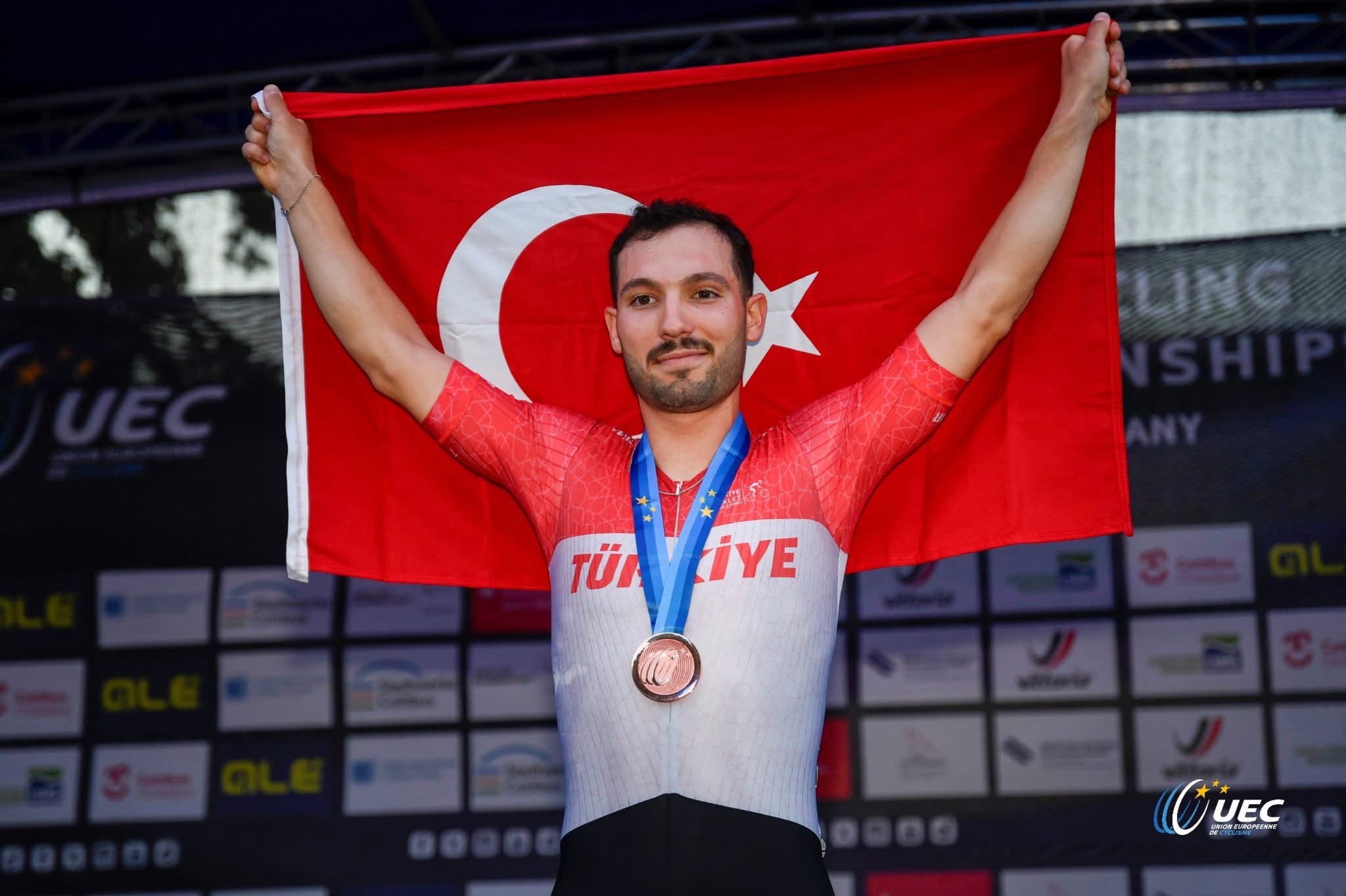 MİLLİ BİSİKLETÇİMİZ DÜNYA SIRALAMASININ ZİRVESİNDE