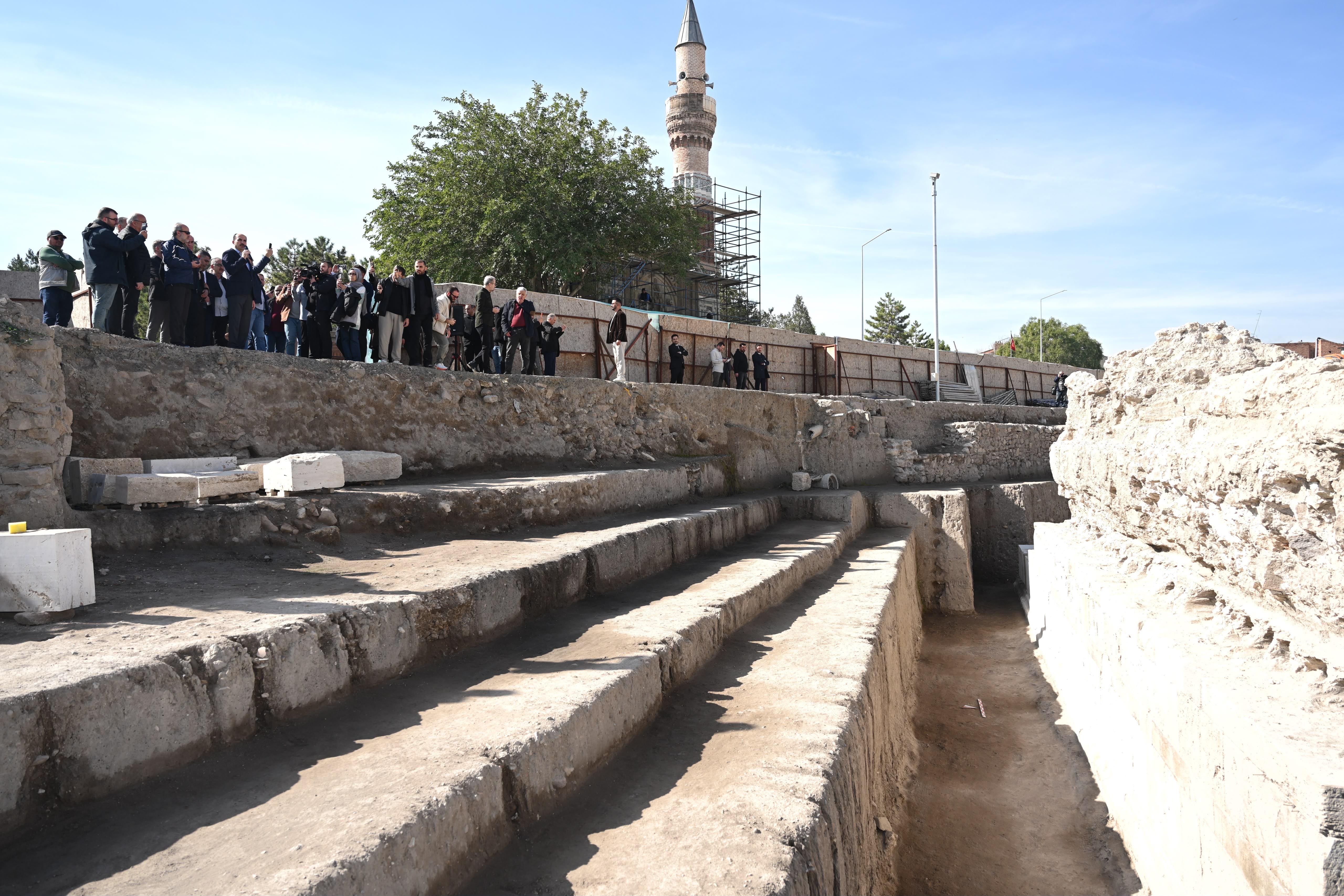 BAŞKAN ALTAY: “KONYA’NIN TARİHİ HAZİNESİ LARENDE KAZISINDA GÜN YÜZÜNE ÇIKIYOR”