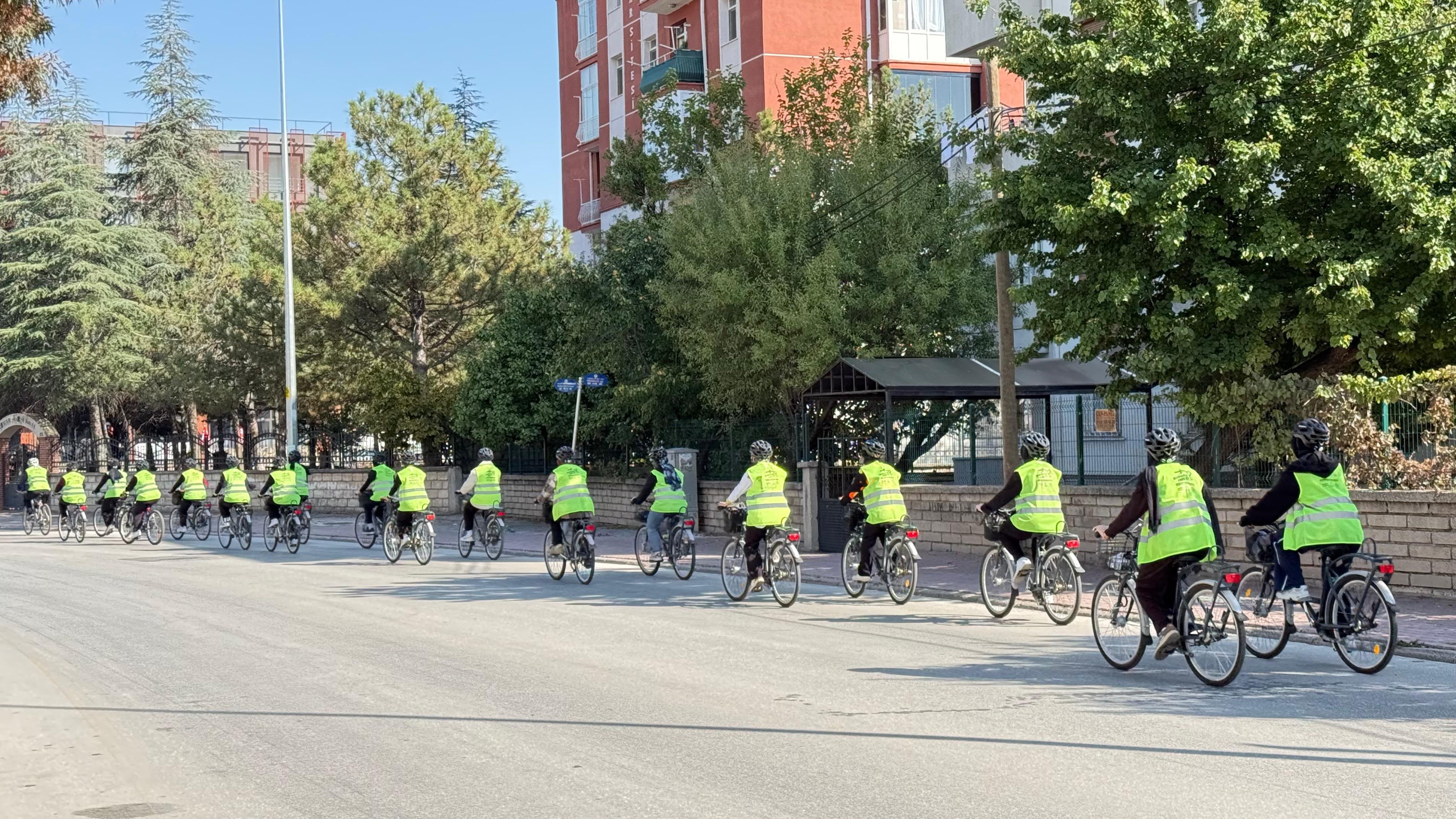 KONYA BÜYÜKŞEHİR’İN “BİSİKLET DOSTU OKUL” PROJESİYLE ÖĞRENCİLER PEDAL ÇEVİRİYOR