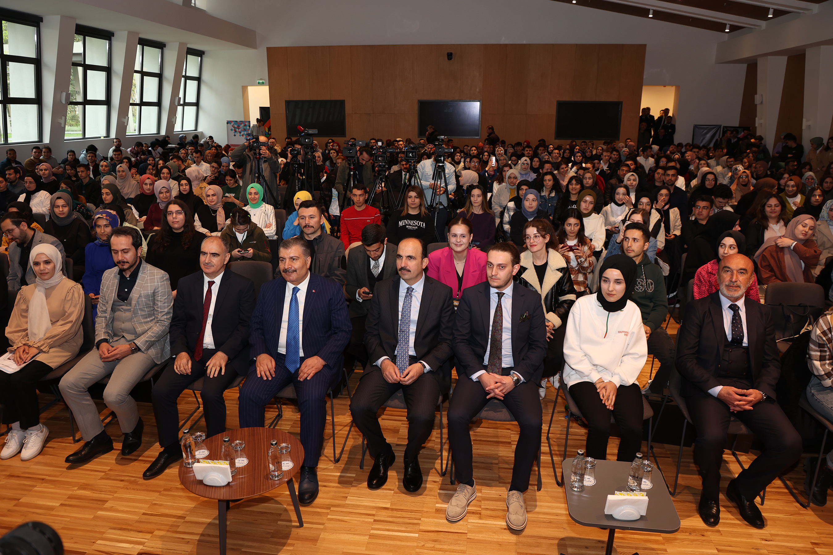 Sağlık Bakanı Koca Taş Bina Kültür ve Sanat Merkezi’nde Gençlerle Buluştu