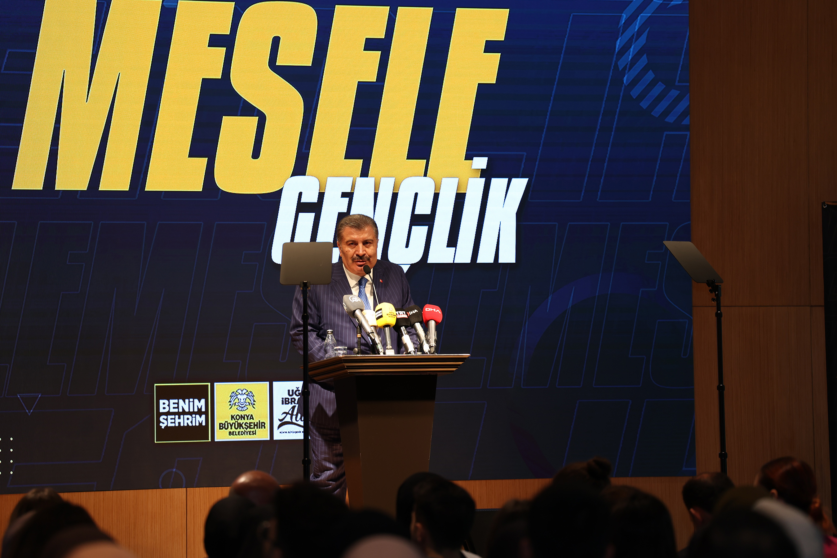 Sağlık Bakanı Koca Taş Bina Kültür ve Sanat Merkezi’nde Gençlerle Buluştu