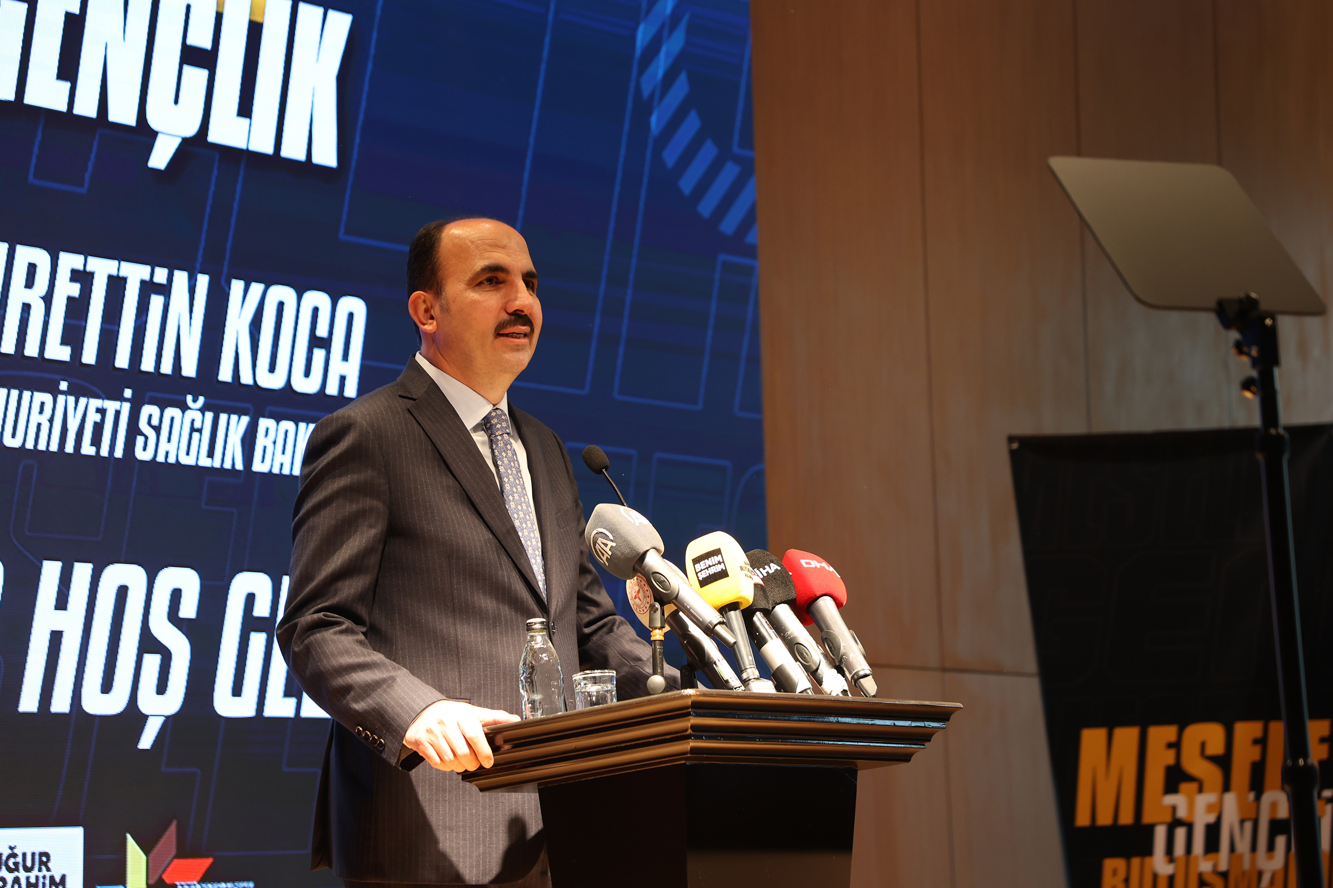Sağlık Bakanı Koca Taş Bina Kültür ve Sanat Merkezi’nde Gençlerle Buluştu