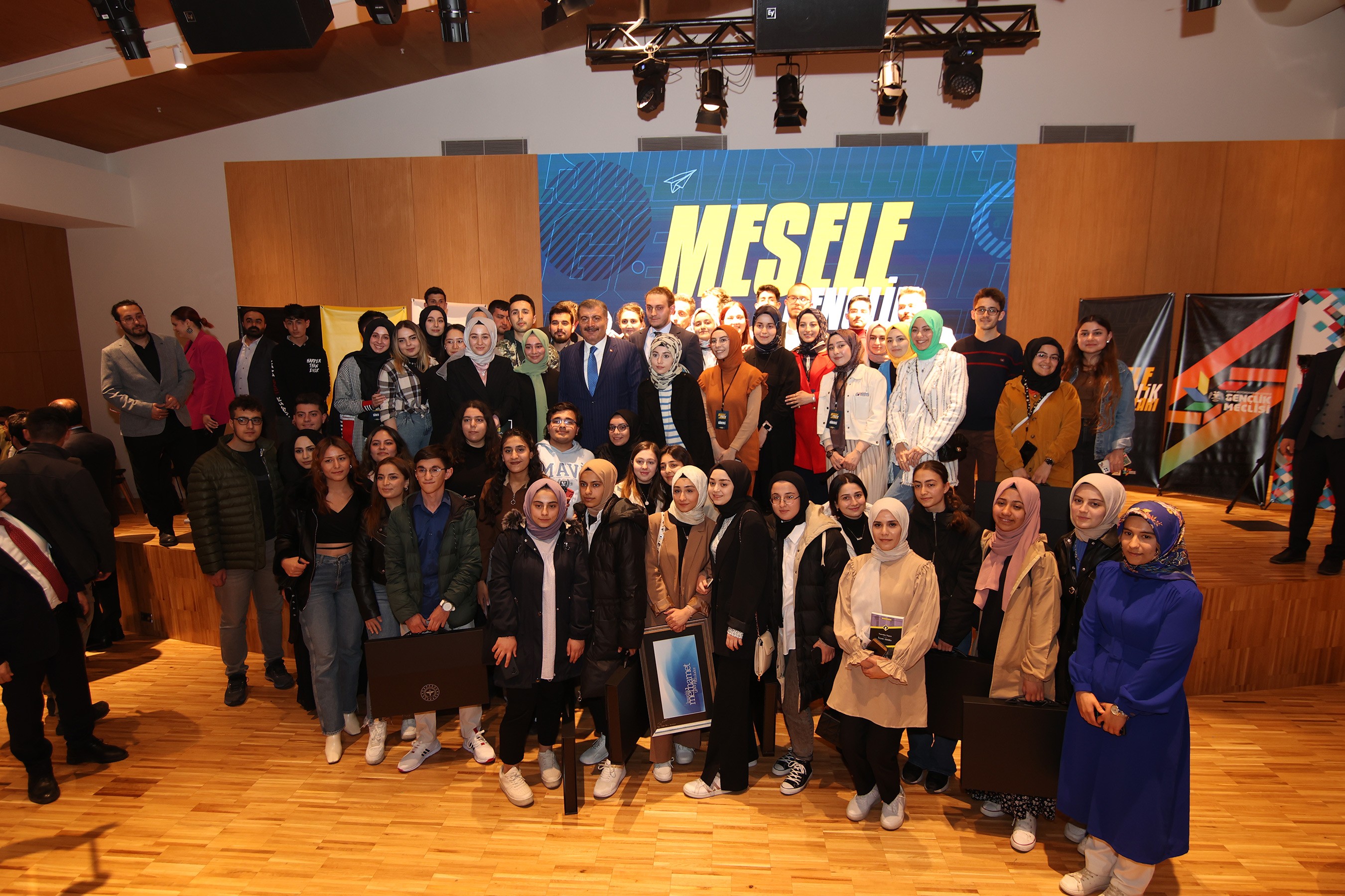 Sağlık Bakanı Koca Taş Bina Kültür ve Sanat Merkezi’nde Gençlerle Buluştu