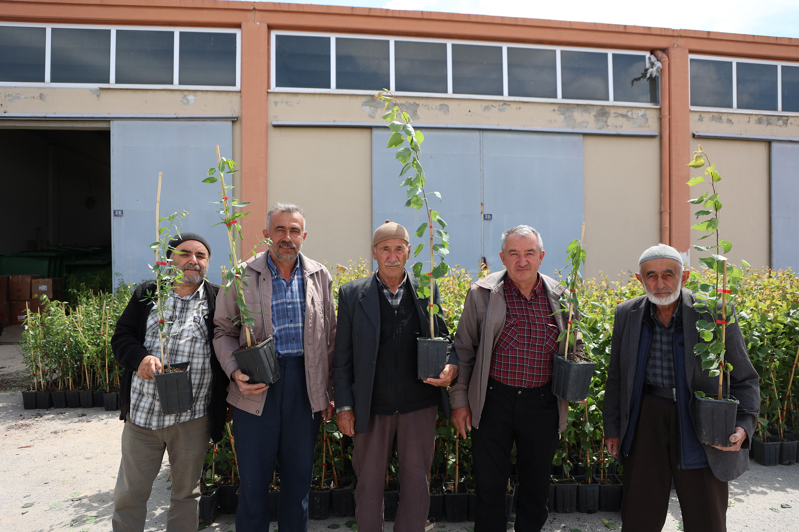 Konya Büyükşehir 31 İlçede Ürün Çeşitliliğini Artırmak İçin Çiftçiye Destek Oluyor