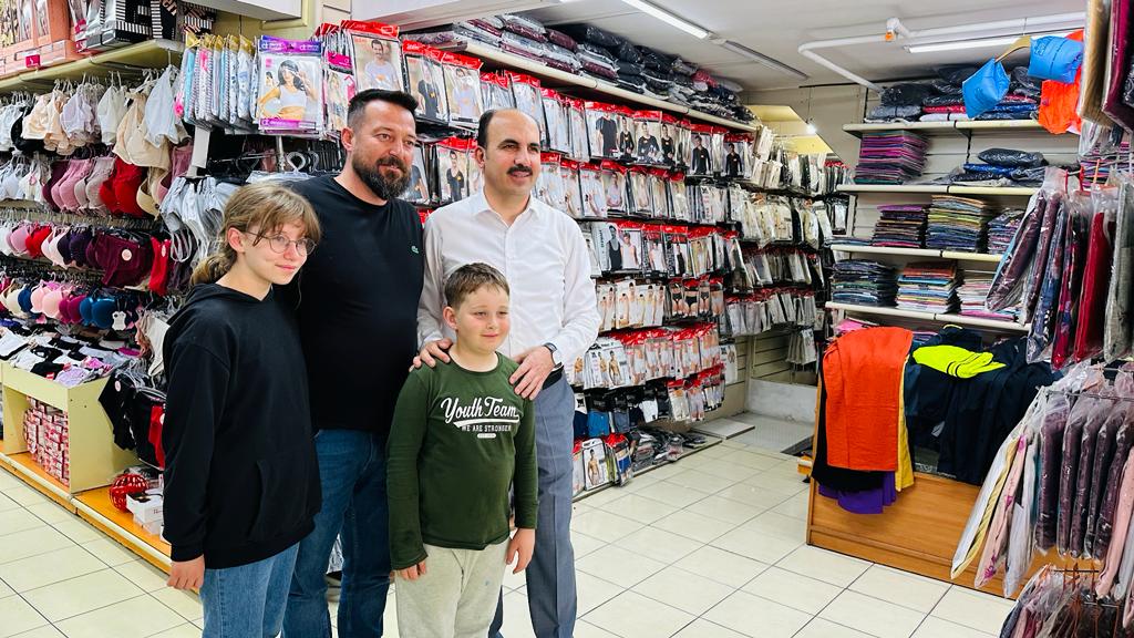 Başkan Altay Eski Belediye Civarındaki İş Merkezlerinde Esnaflarla Buluştu