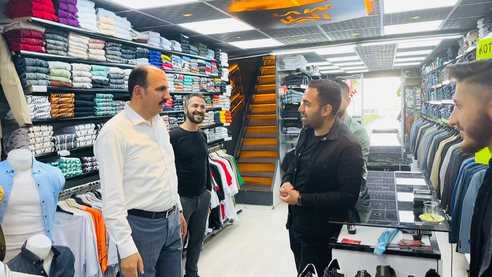 Başkan Altay Eski Belediye Civarındaki İş Merkezlerinde Esnaflarla Buluştu