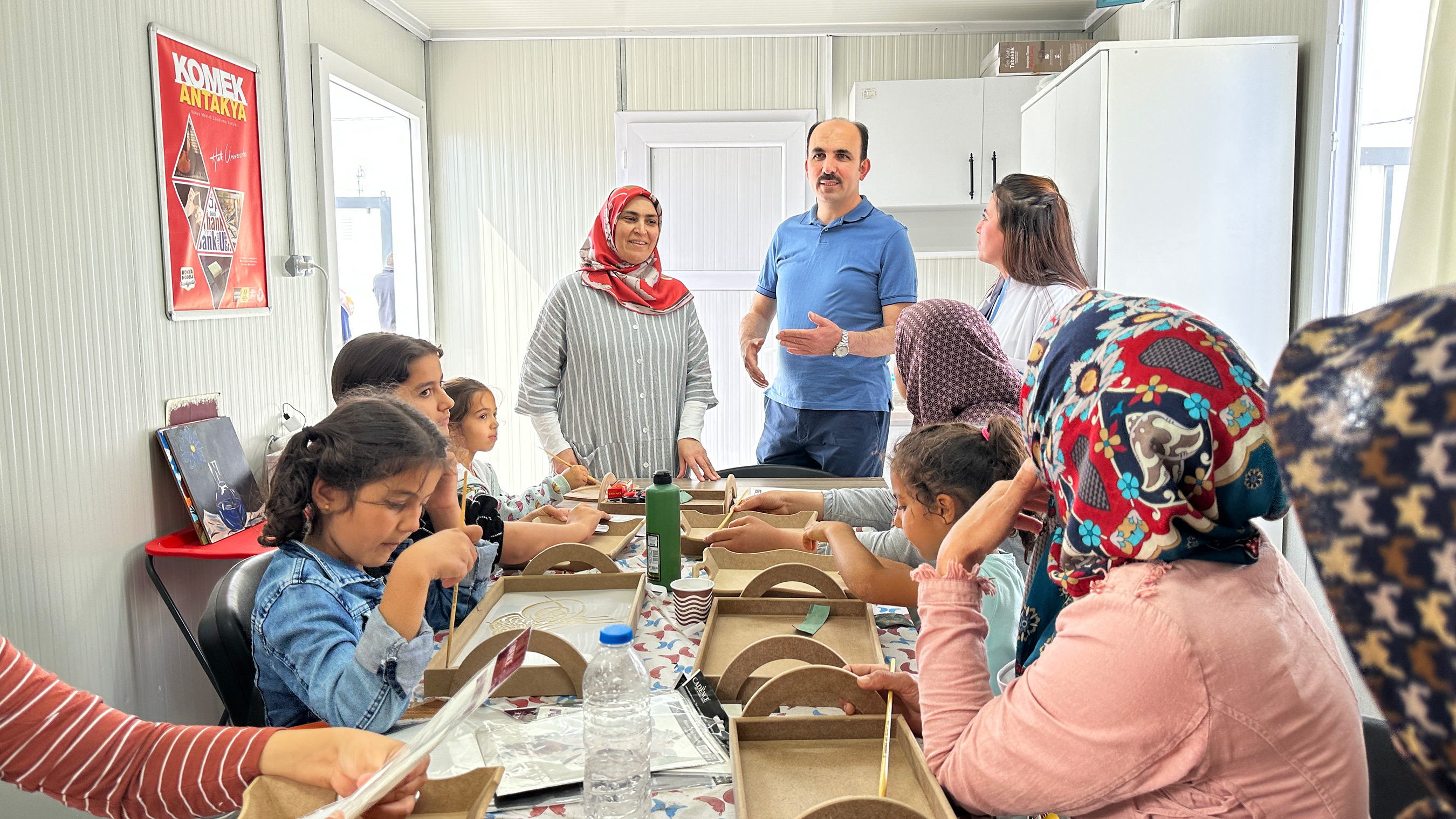 BAŞKAN ALTAY HATAY’DA AÇILAN KOMEK’TE DEPREMZEDE KURSİYERLERLE BULUŞTU