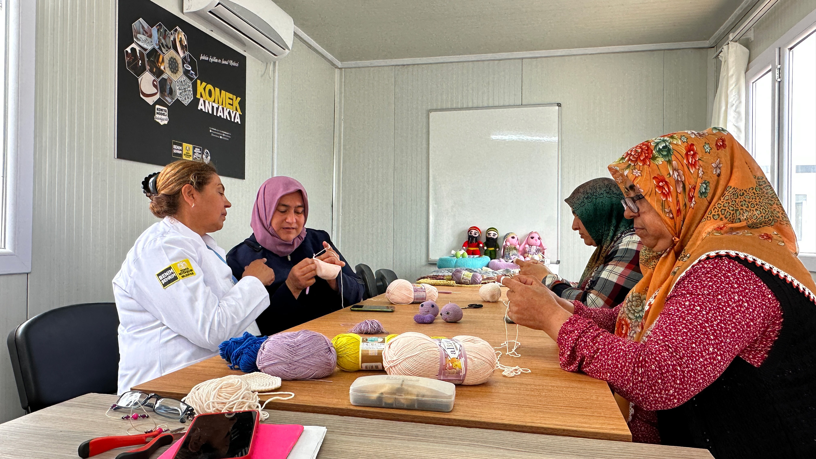 BAŞKAN ALTAY HATAY’DA AÇILAN KOMEK’TE DEPREMZEDE KURSİYERLERLE BULUŞTU
