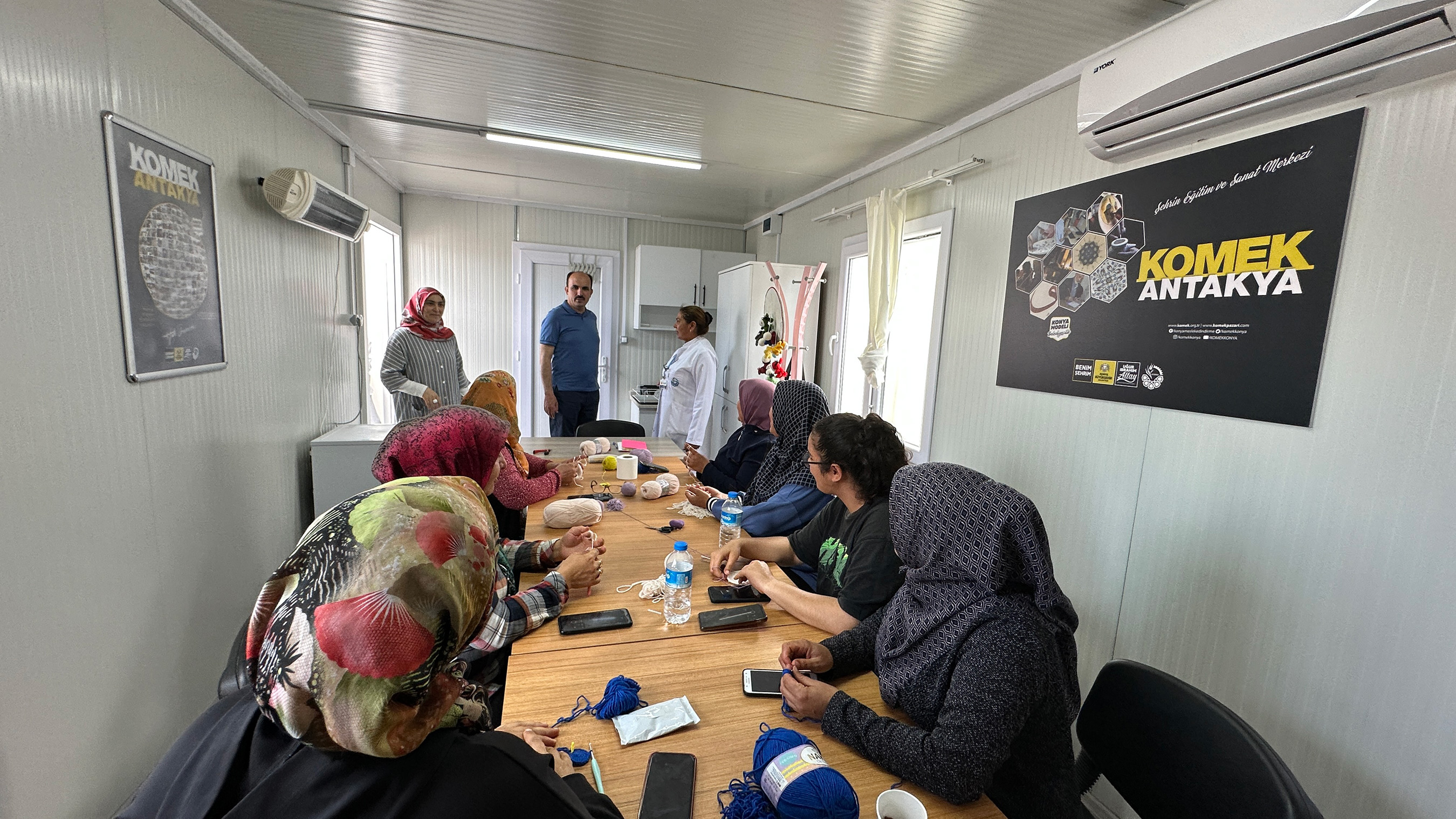 BAŞKAN ALTAY HATAY’DA AÇILAN KOMEK’TE DEPREMZEDE KURSİYERLERLE BULUŞTU