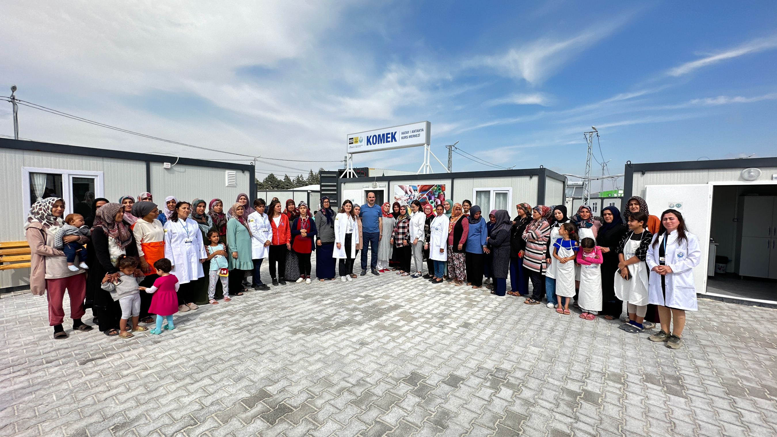 BAŞKAN ALTAY HATAY’DA AÇILAN KOMEK’TE DEPREMZEDE KURSİYERLERLE BULUŞTU