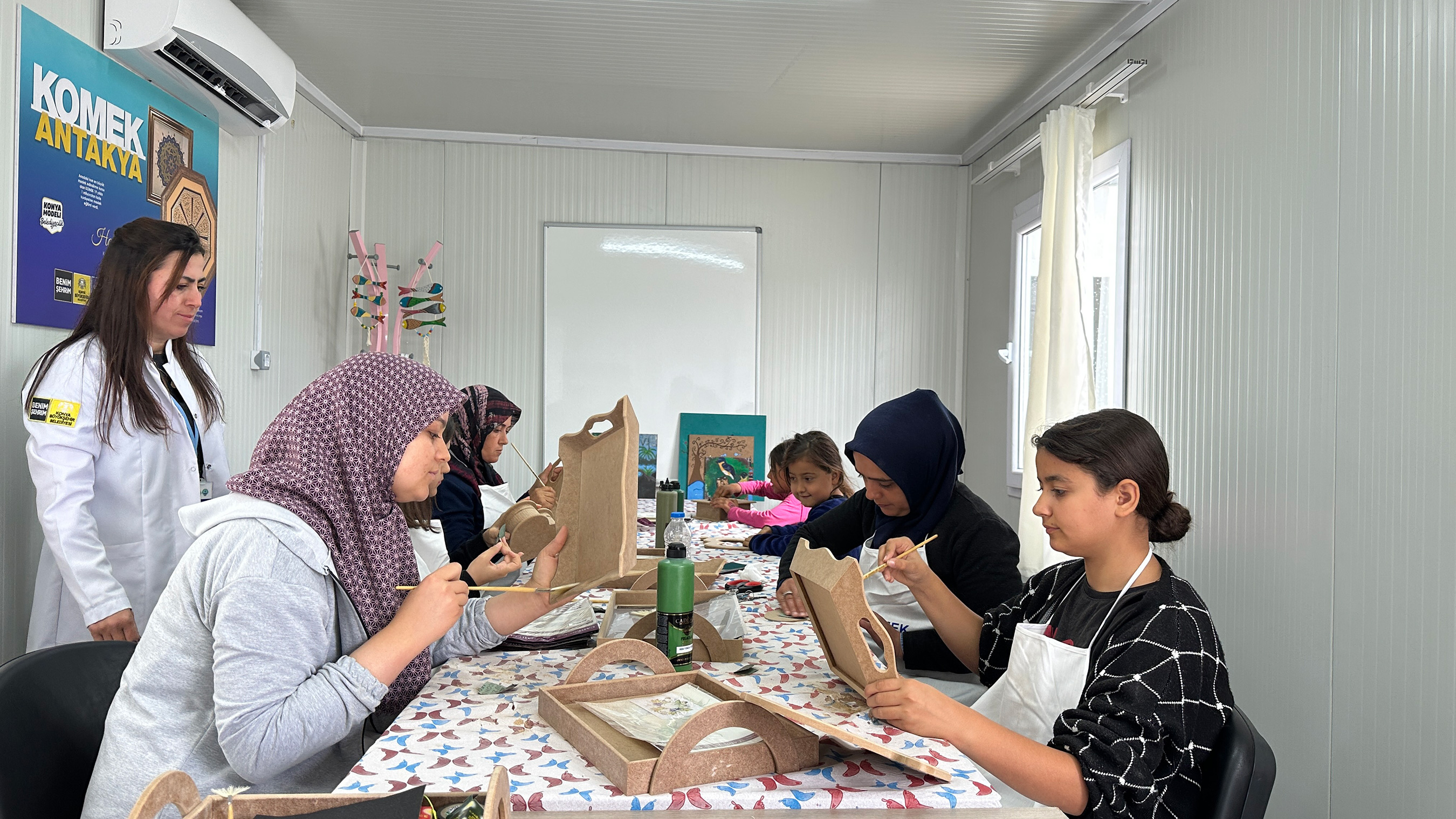 BAŞKAN ALTAY HATAY’DA AÇILAN KOMEK’TE DEPREMZEDE KURSİYERLERLE BULUŞTU