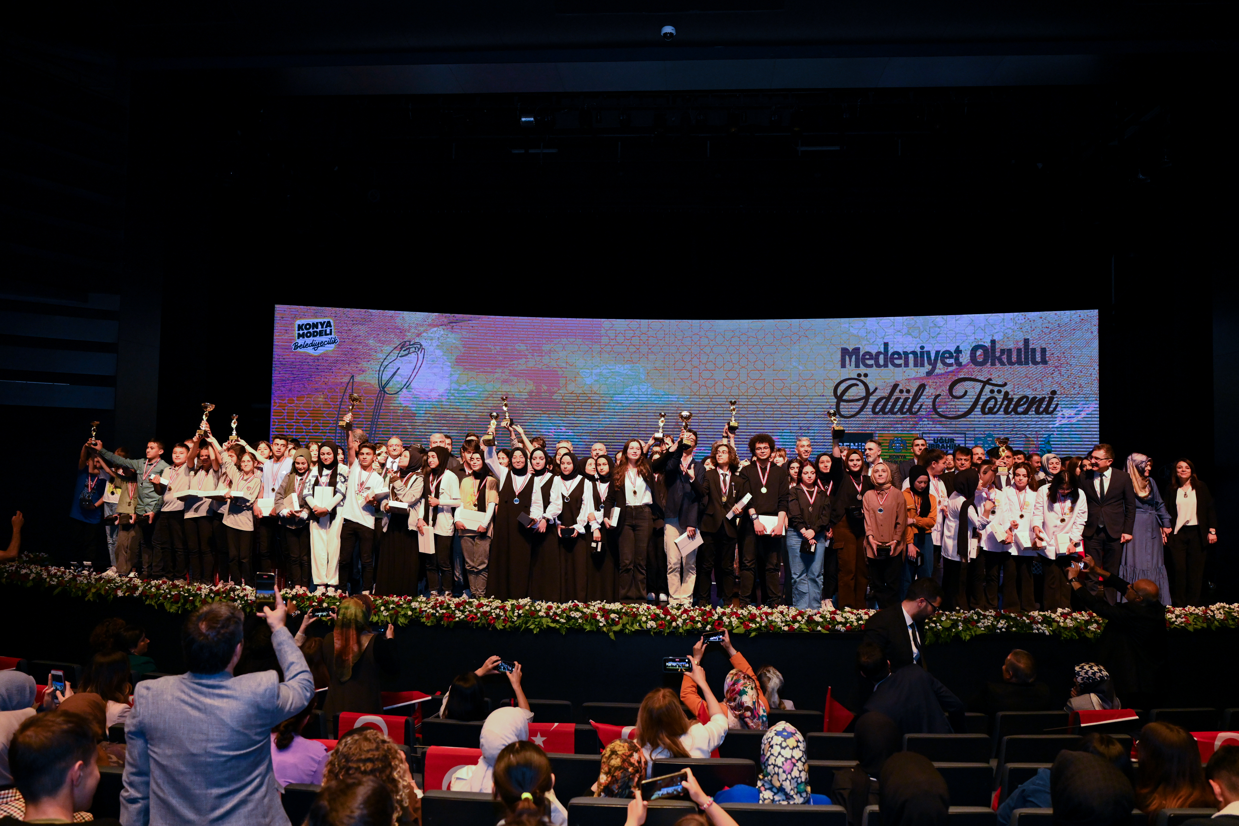 KONYA BÜYÜKŞEHİR’İN YARIŞMALARINDA DERECEYE GİREN ÖĞRENCİLER ÖDÜLLERİNİ ALDI