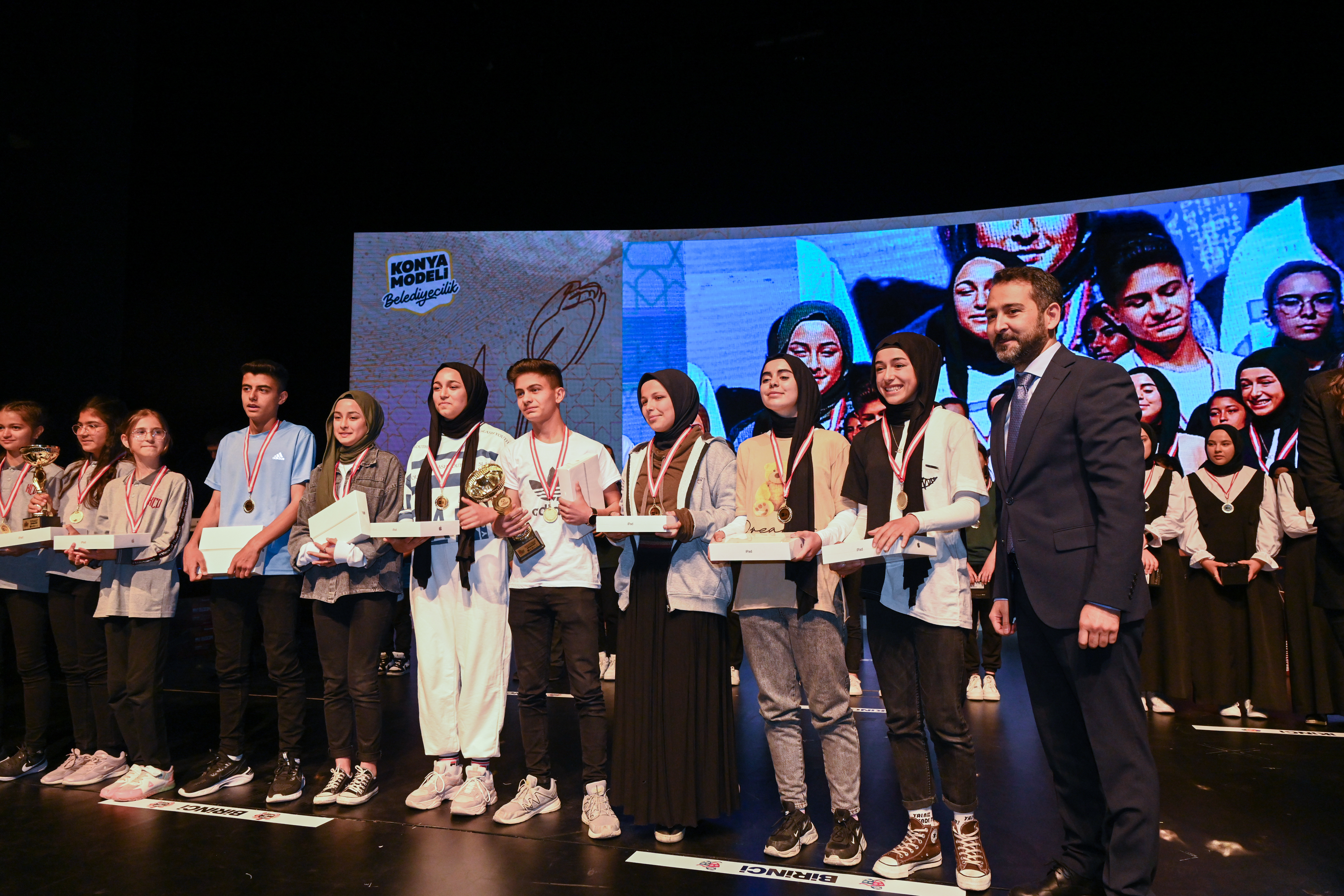 KONYA BÜYÜKŞEHİR’İN YARIŞMALARINDA DERECEYE GİREN ÖĞRENCİLER ÖDÜLLERİNİ ALDI