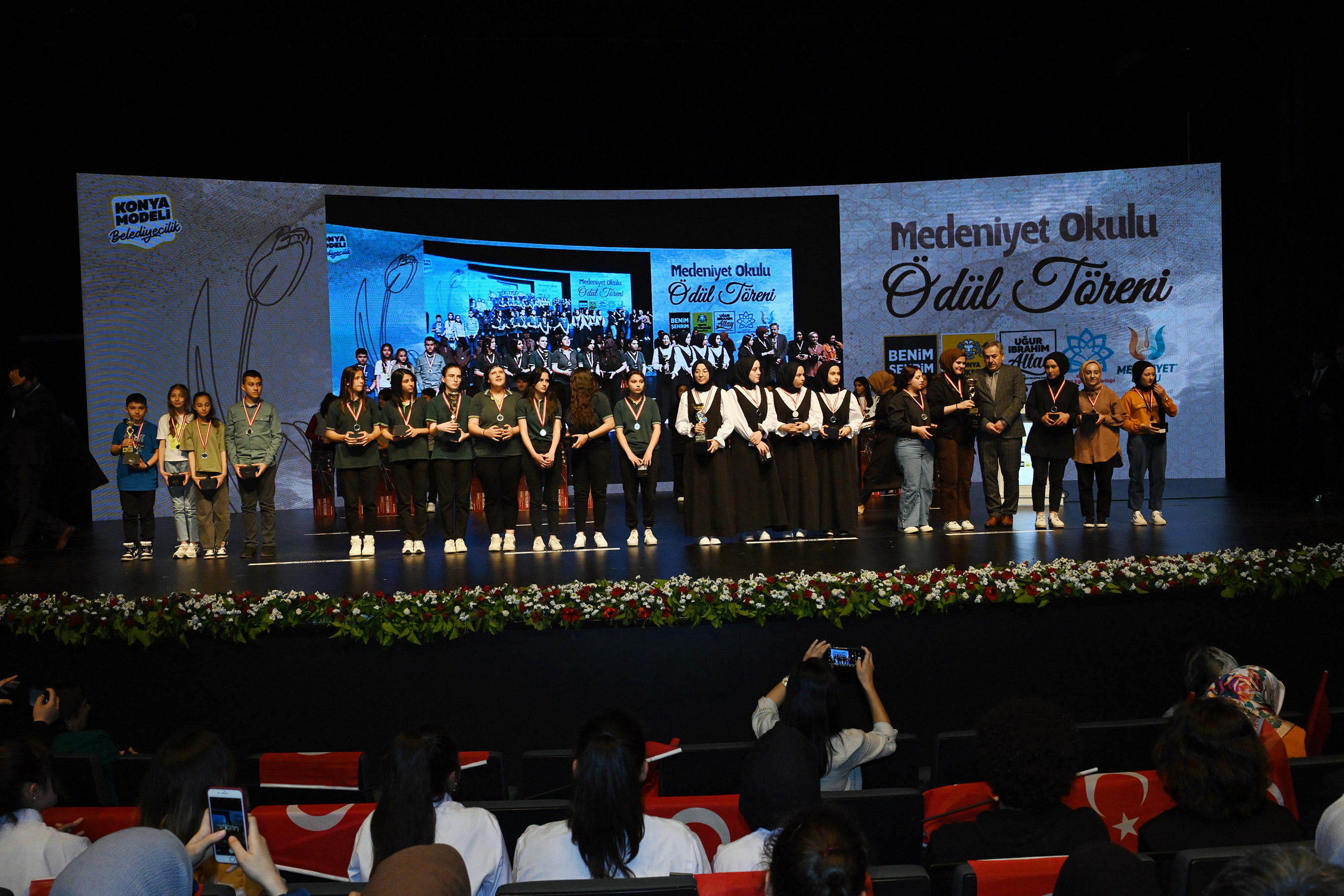 KONYA BÜYÜKŞEHİR’İN YARIŞMALARINDA DERECEYE GİREN ÖĞRENCİLER ÖDÜLLERİNİ ALDI